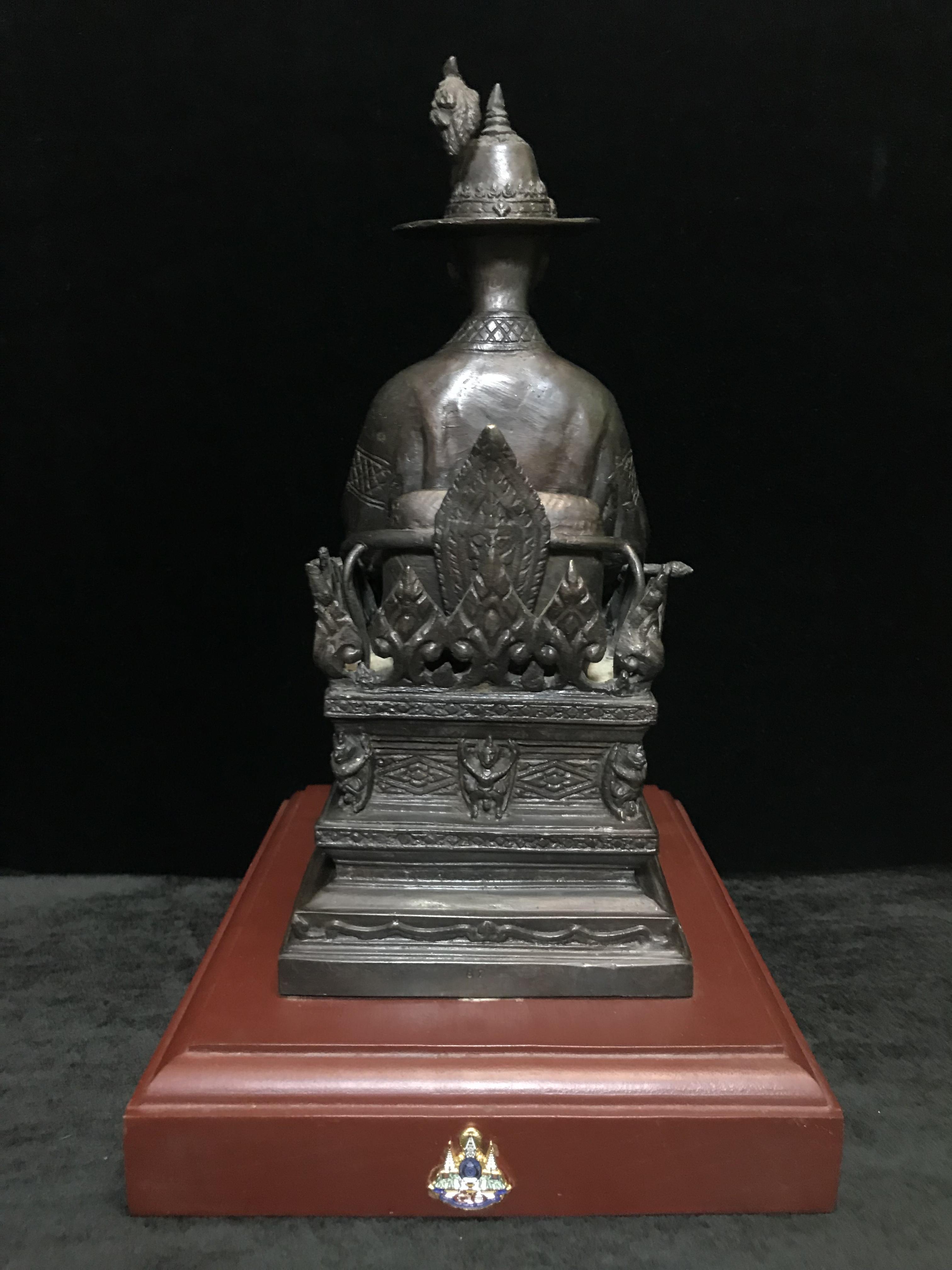 พระบรมรูปหล่อพระบาทสมเด็จพระพุทธยอดฟ้าจุฬาโลกมหาราช (ร.1) ทรงนั่งบัลลังก์ จัดสร้างโดยรัฐสภาผู้แทนราษฎร เนื้อโลหะสัมฤทธิ์ ปี 2539(หายาก)