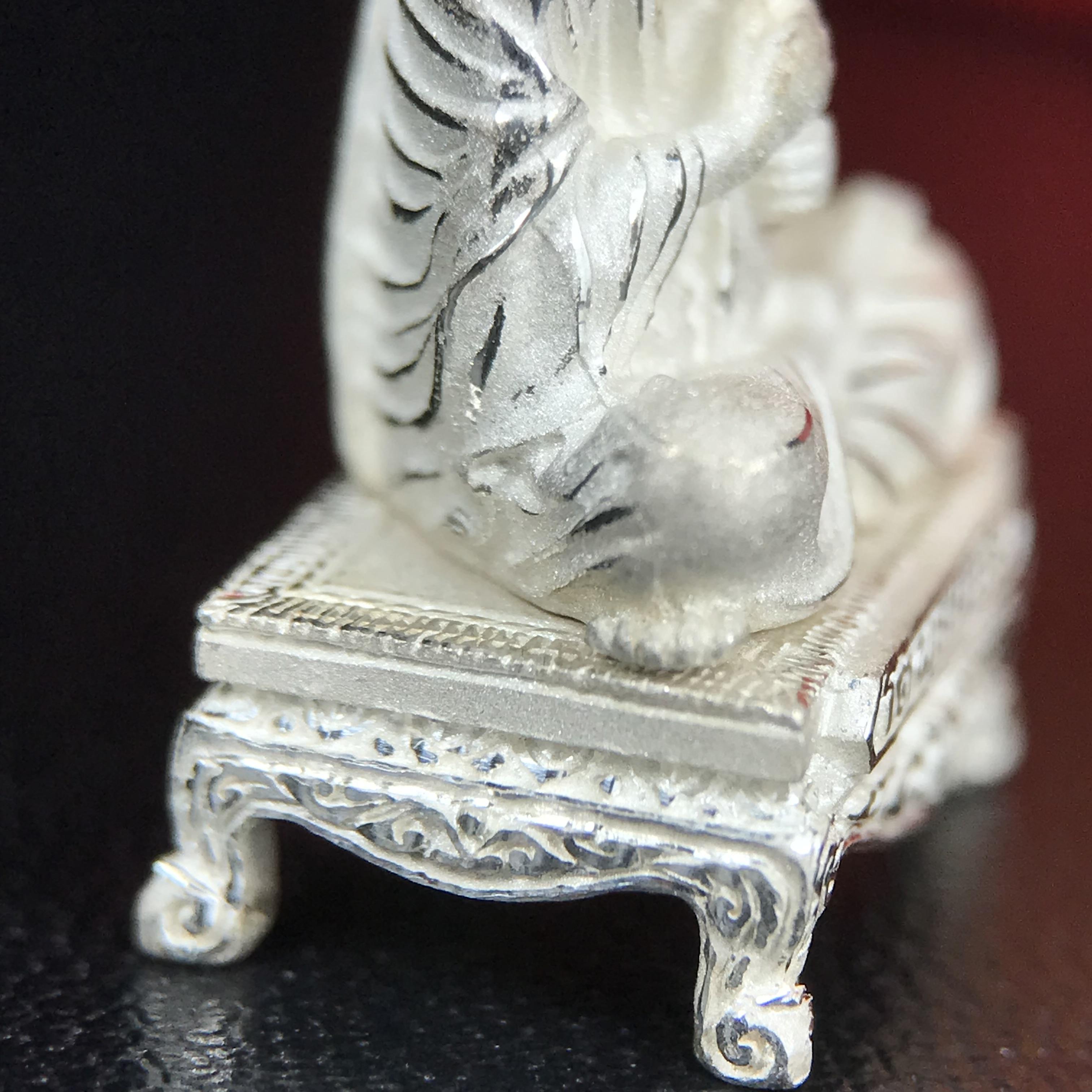 สมเด็จพุฒาจารย์ (โต พรหมรังสี) อนุสรณ์ 128 ปี สมเด็จพระญาณสังวร สมเด็จพระสังฆราช ทรงเมตตาอธิฐานจิต ปี 2543 มหาพุทธาภิเษก 3วาระ รูปเหมือนลอยองค์พิมพ์ใหญ่เนื้อเงิน ขนาด 1.5 x 2.5 ซม. ทรงคุณค่าทั้งด้านความงานด้านพุทธศิลป์ และพุทธคุณ(องค์หมายเลข ๑๐๘(เลขสวย)