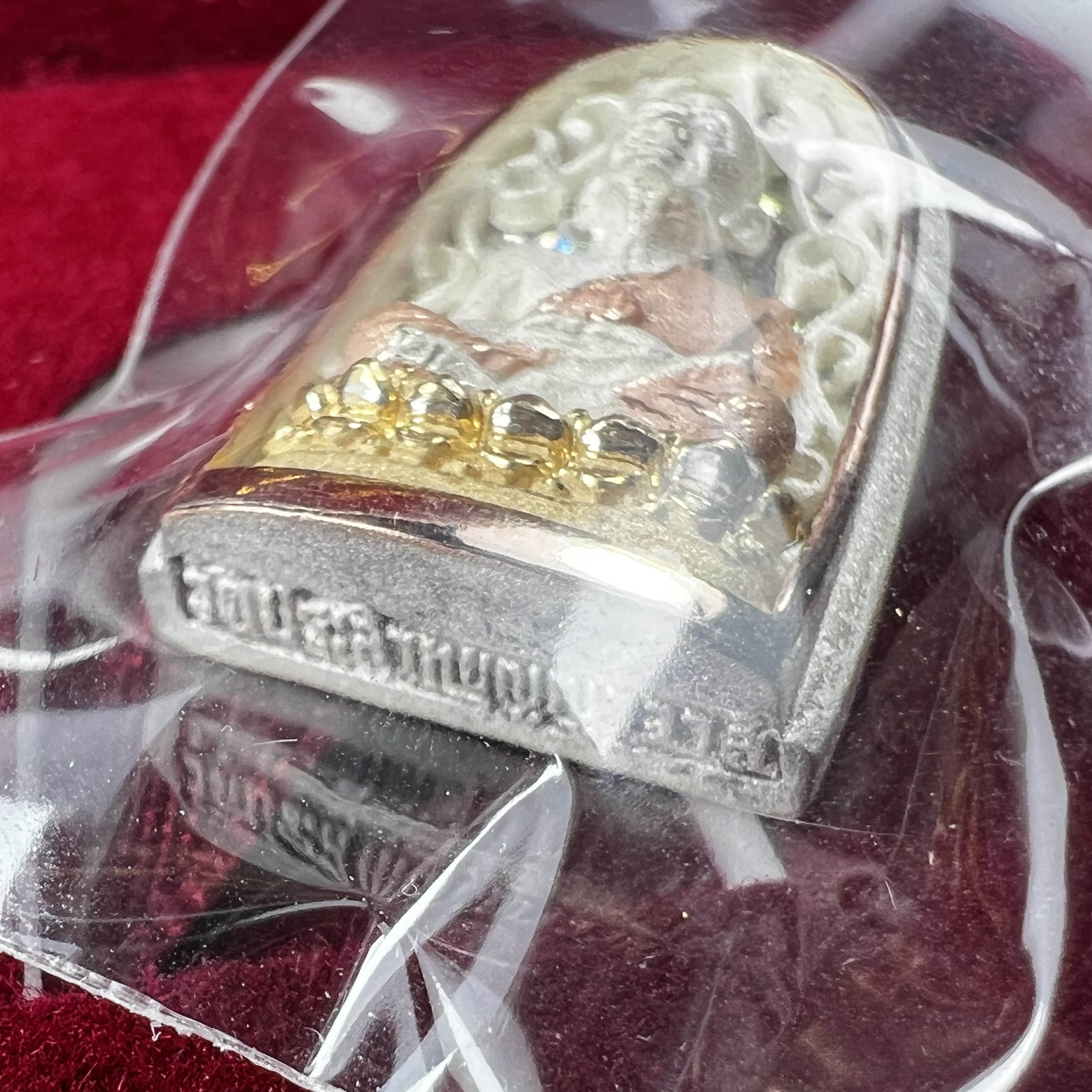 เหรียญหลวงพ่อทวด รุ่น มงคลบารมี วัดประสาทบุญญาวาส ปี 2545 เนื้อเงินสามกษัตริย์ พิมพ์ทรงพระรอด(ขนาด 2.2*1.5 ซม.)ฉลุลายฉากพื้นหลังสามมิติเปลือกหอยมุกสวยงาม ตอกโค๊ต ก(กรรมการ)พร้อมกล่องบรรจุเดิม