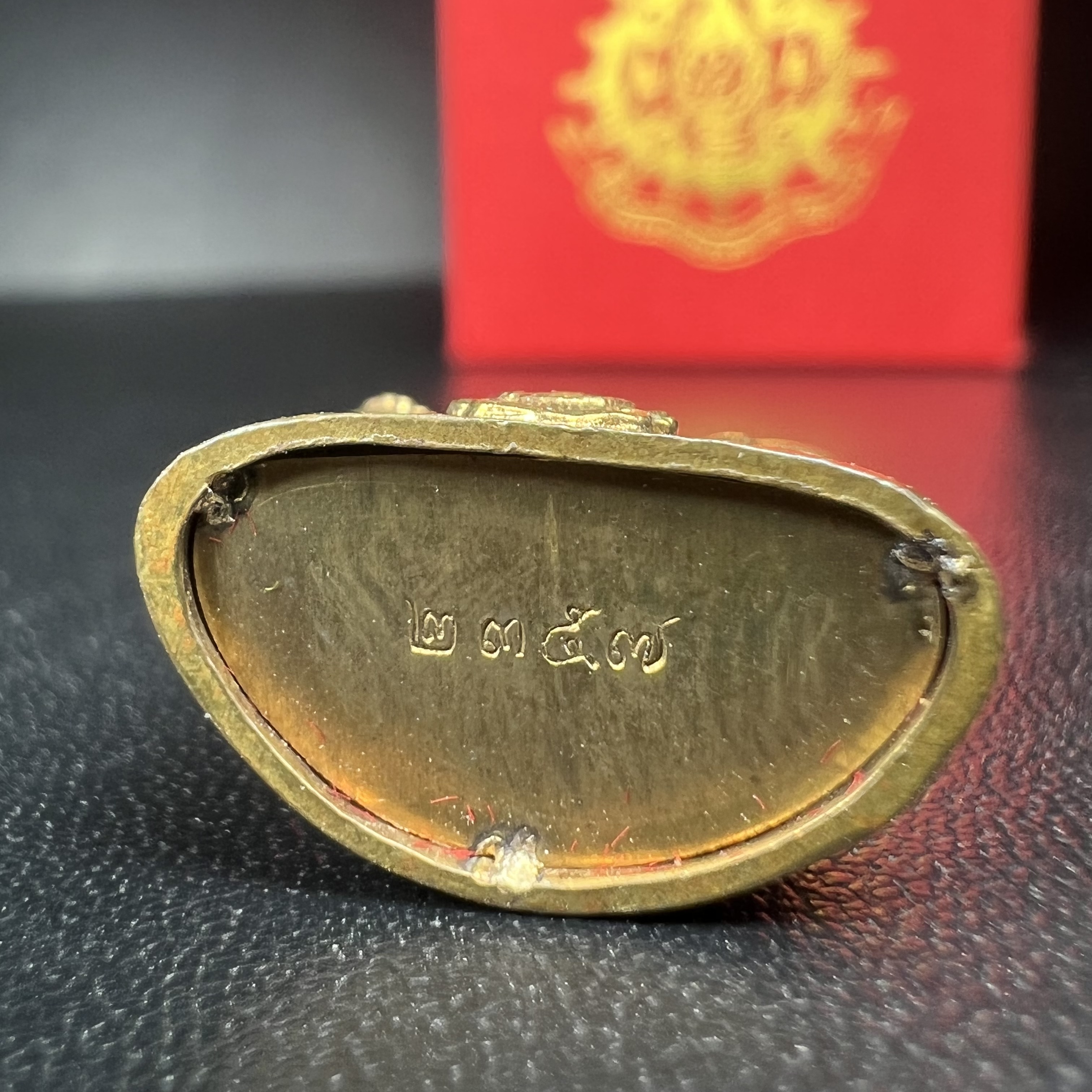 พระกริ่งไพรีพินาศ เฉลิมพระเกียรติ พระบาทสมเด็จพระเจ้าอยู่หัวรัชกาลที่9 พระชนมพรรษา 6 รอบ ปี2542เนื้อสัมฤทธิ์(บรรจุเหล็กไหล)ดีนอก-ดีใน(องค์นี้เป็นเนื้อสัมฤทธิ์ พิเศษกรรมการ ตอก 2 โค๊ต หมายเลข ๒๓๕๗)หายาก