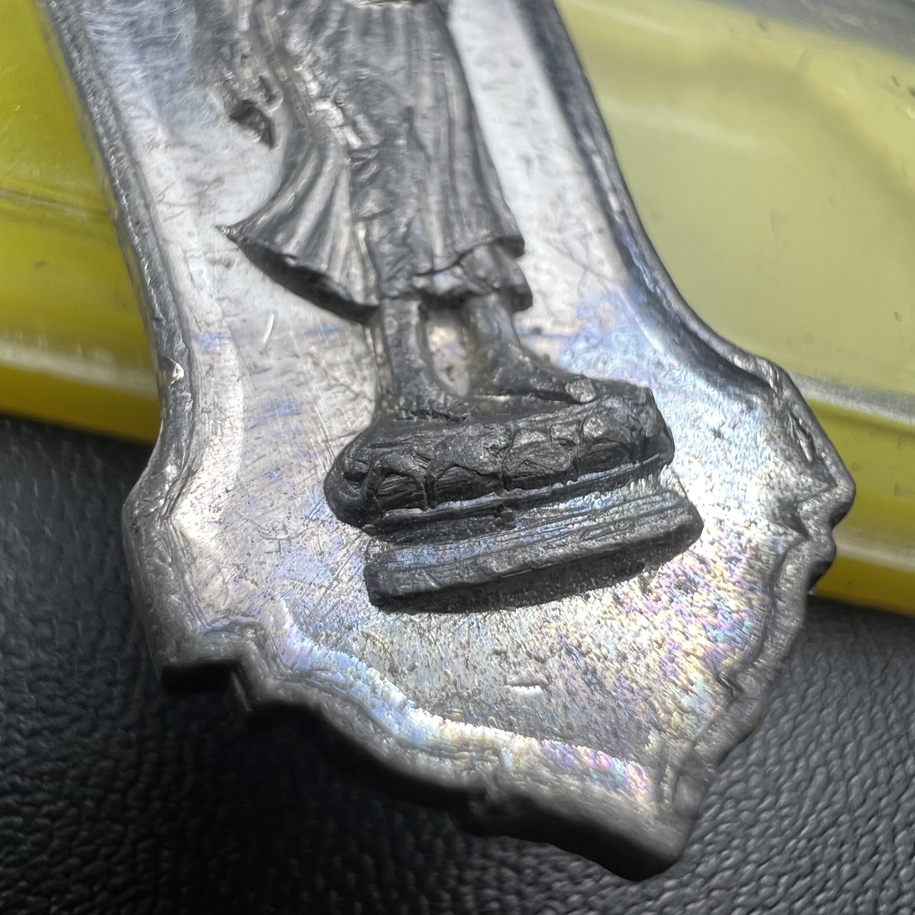 เหรียญพระลีลา 25 พุทธศตวรรษ ปี2500 เนื้อชินดีบุก(พิมพ์หางหงส์ บล็อกมีเขี้ยว)(พระดี พิธีใหญ่ ในหลวง ร.9 เสด็จร่วมพิธี)