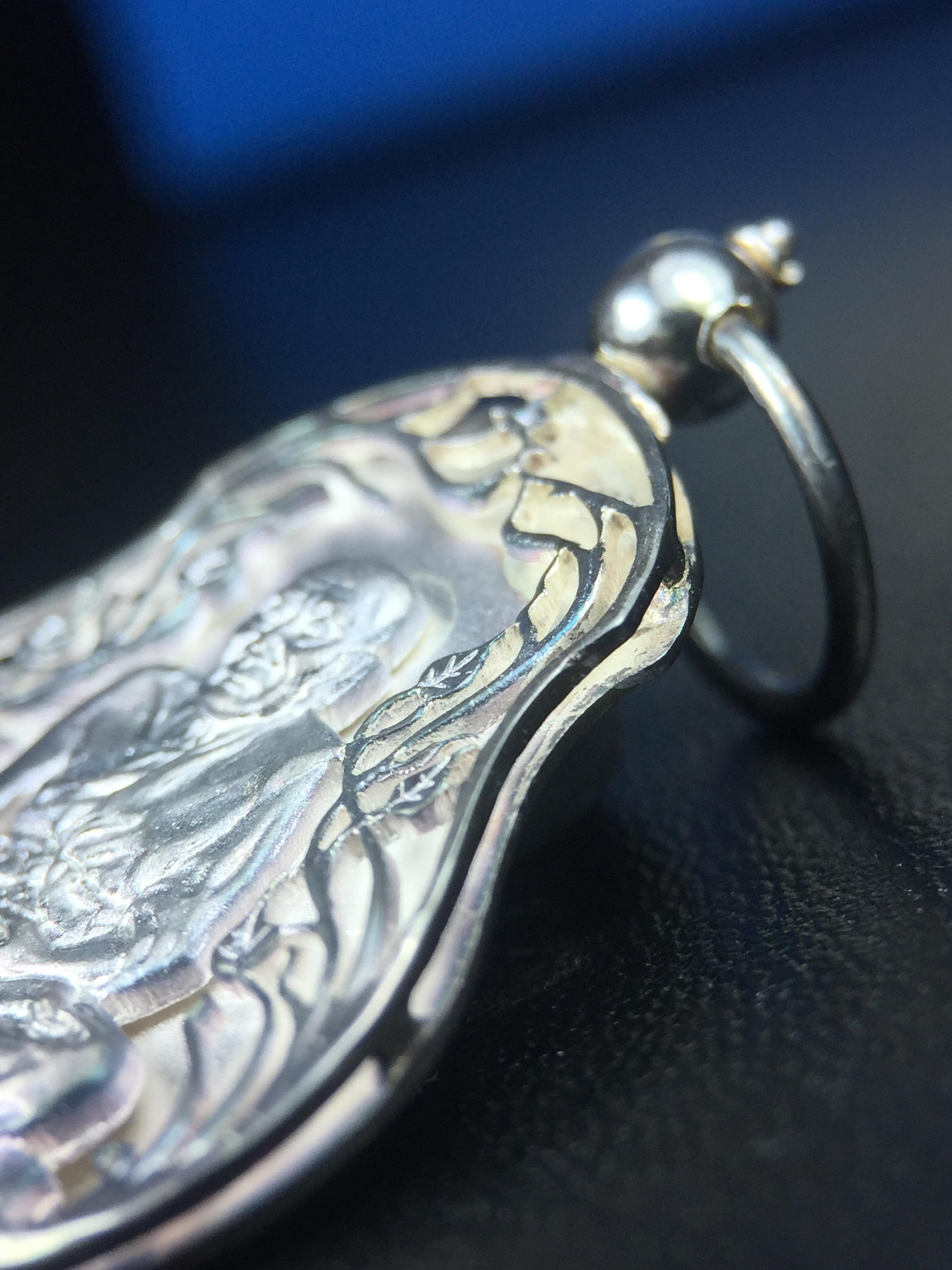 เหรียญหลวงปู่ทวด พระนามาภิไธย สก. แบบงานฉลุโบราณ(HAND MADE) ปี 2544 เนื้อเงิน(ผิวเดิมขึ้นสีรุ้งธรรมชาติสวยมาก) พิธีปลุกเสก ณ อุโบสถวัดช้างให้ และ พิธีมังคลาภิเษก ณ พระอุโบสถ วัดพระศรีรัตนศาสดาราม(วัดพระแก้ว) (1 ใน 2000 เหรียญ)พบเจอน้อยหายากมาก