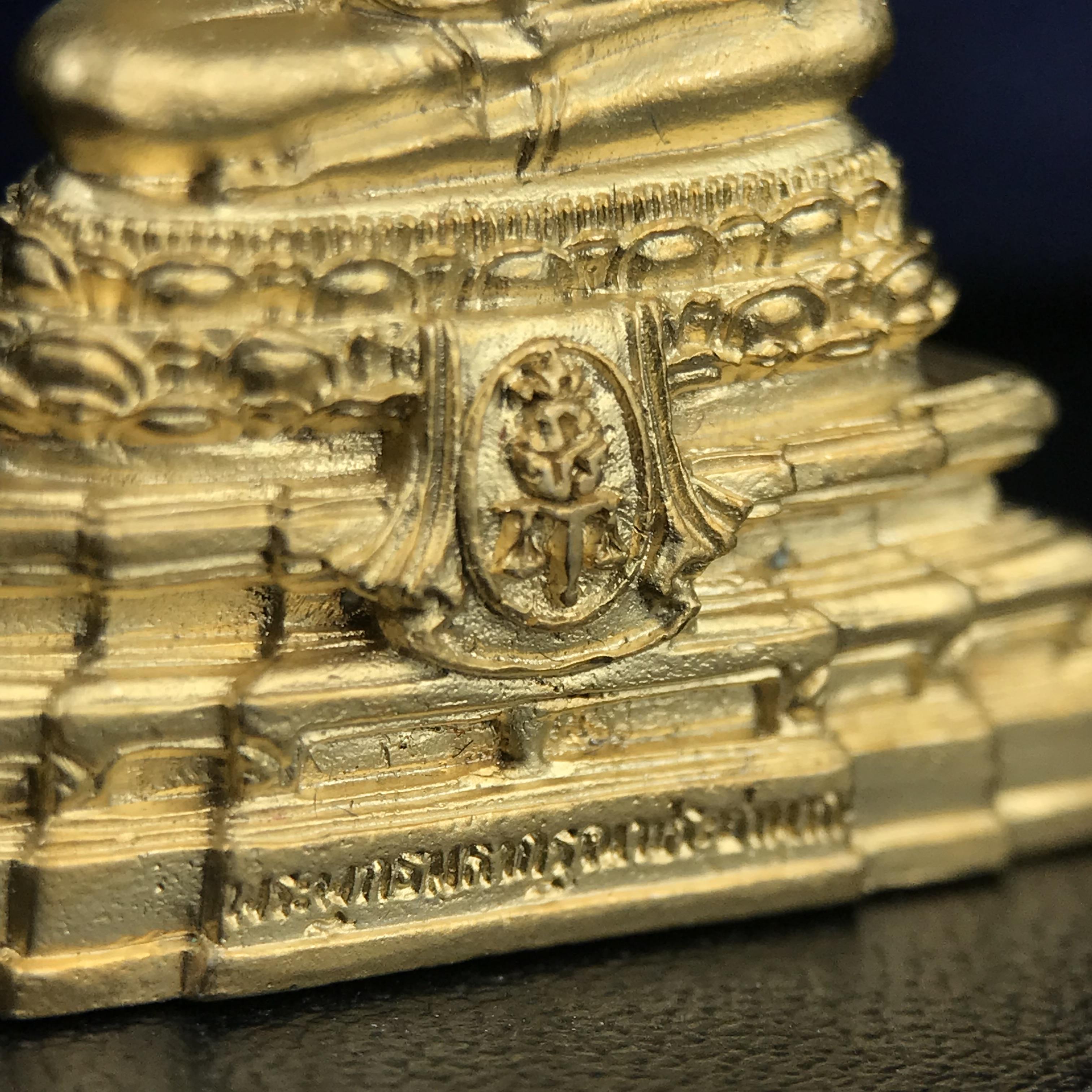 พระพุทธมหากรุณาประชานาถ ภปร. พระพุทธรูปประจำศาลปกครอง “รุ่นแรก” เนื้อโลหะผสมชุบทอง ตอกโค๊ต ศาลปกครอง ปี 2553 สุดยอดมหาพิธีพุทธาภิเษก ยิ่งใหญ่ นิมนต์พระอาจารย์สายกรรมฐานมาร่วมอธิฐานจิตมากมาย