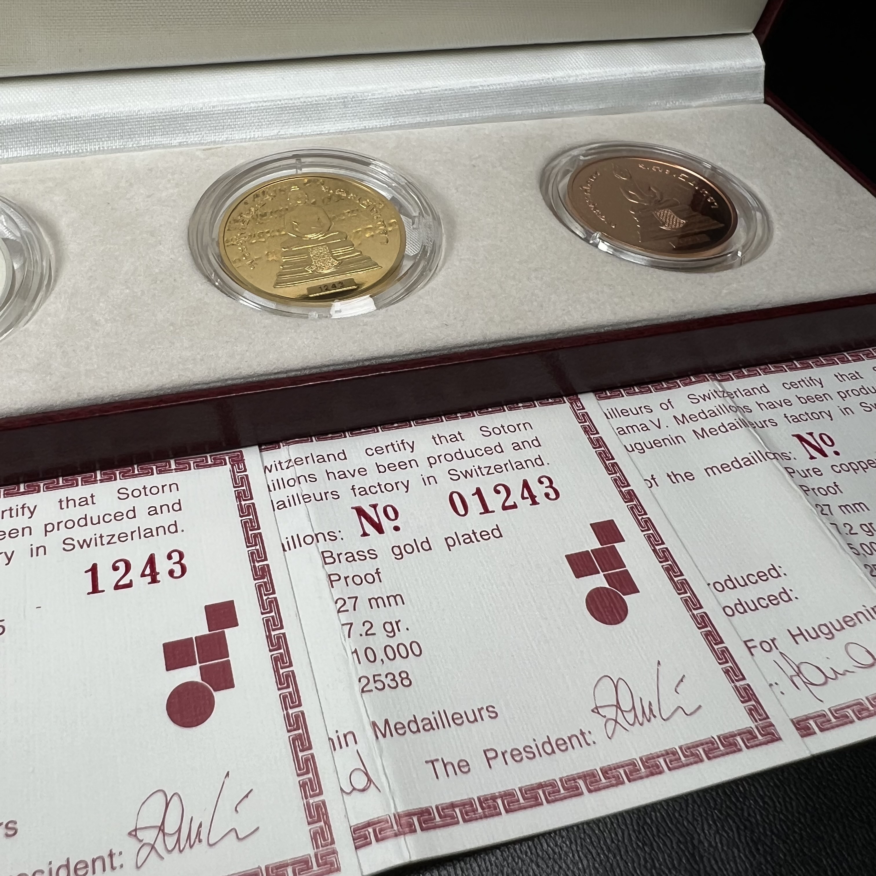 เหรียญพระพุทธโสธร-สมเด็จพระปิยมหาราช รุ่นกาญจนาภิเษก วัดสุทัศน์เทพวราราม ปี2538 ครบชุดสามกษัตริย์ 1 ชุดมี 3 เนื้อ (เงินขัดเงา+กะไหล่ทองขัดเงา+ทองแดงบริสุทธิ์ขัดเงา) ขนาด 27 มม. ครบชุดพิมพ์ใหญ่หมายเลขเดียวกันพร้อมกล่องและใบรับรองเดิม(1ใน 2000 ชุดหายาก)