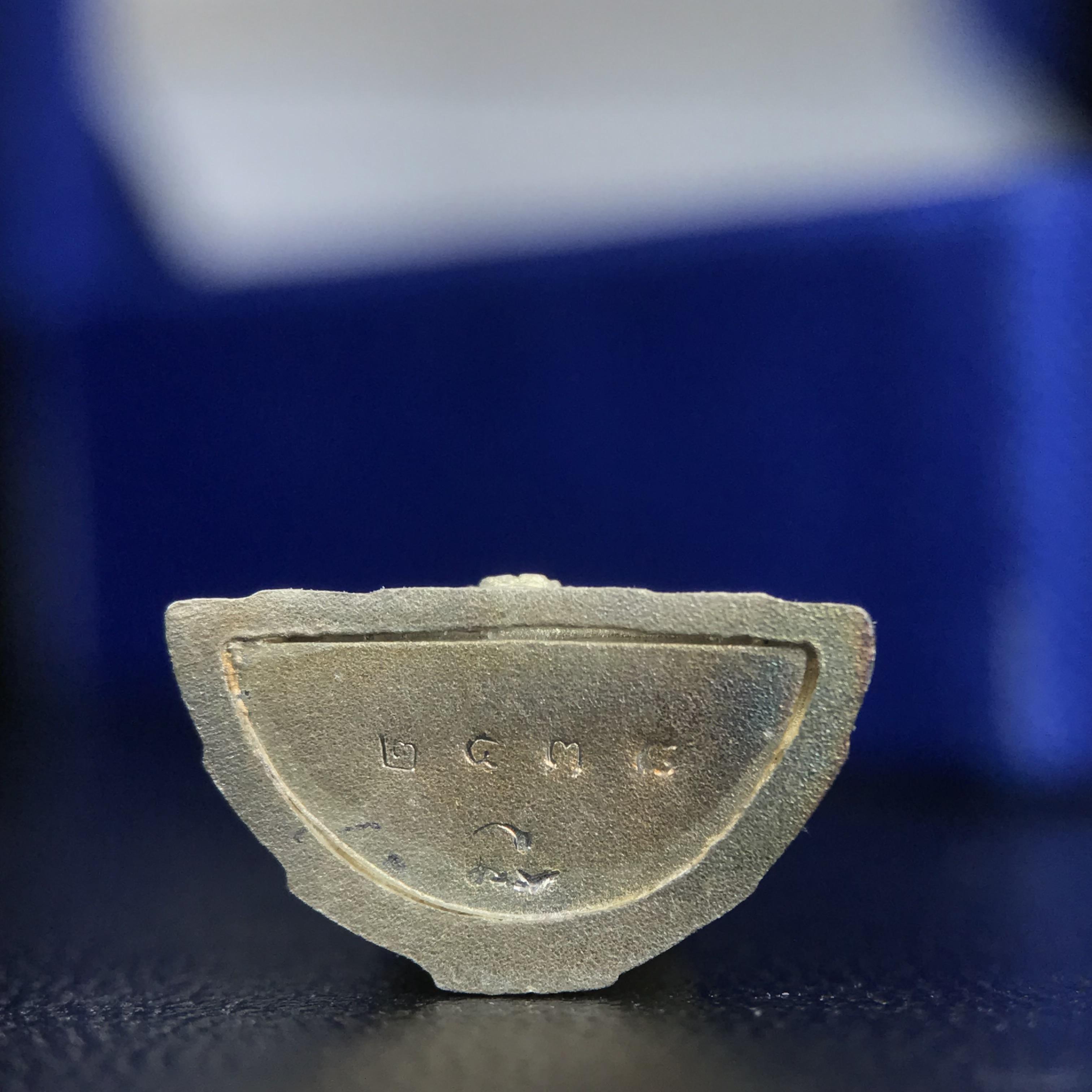 พระชัยวัฒน์พุทธสิหิงค์ ภปร. รุ่นสร้างหอพระธรรมศาสตร์ ปี2542 เนื้อเงิน(ผิวเดิมติดรุ้งสวย กล่องครบสวยสมบูรณ์)(ขนาดสูง 2 ซม.)มหาพิธี 3วาระอันยิ่งใหญ่(ตอกโค๊ตและหมายเลข๒๔๓๘)1ใน 10000 องค์