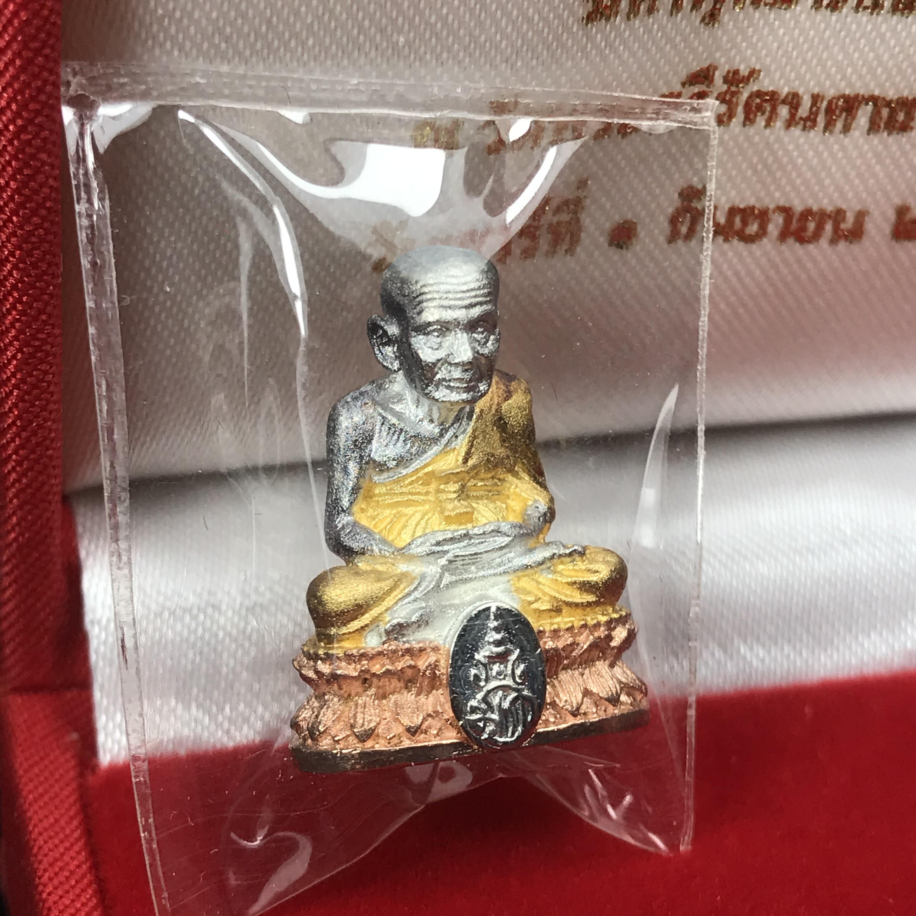 สมเด็จหลวงพ่อทวด วัดช้างให้ ปี2544 รุ่น เฉลิมพระเกียรติ ตราสัญลักษณ์ มวก. พิมพ์ลอยองค์ เนื้อเงินสามกษัตริย์