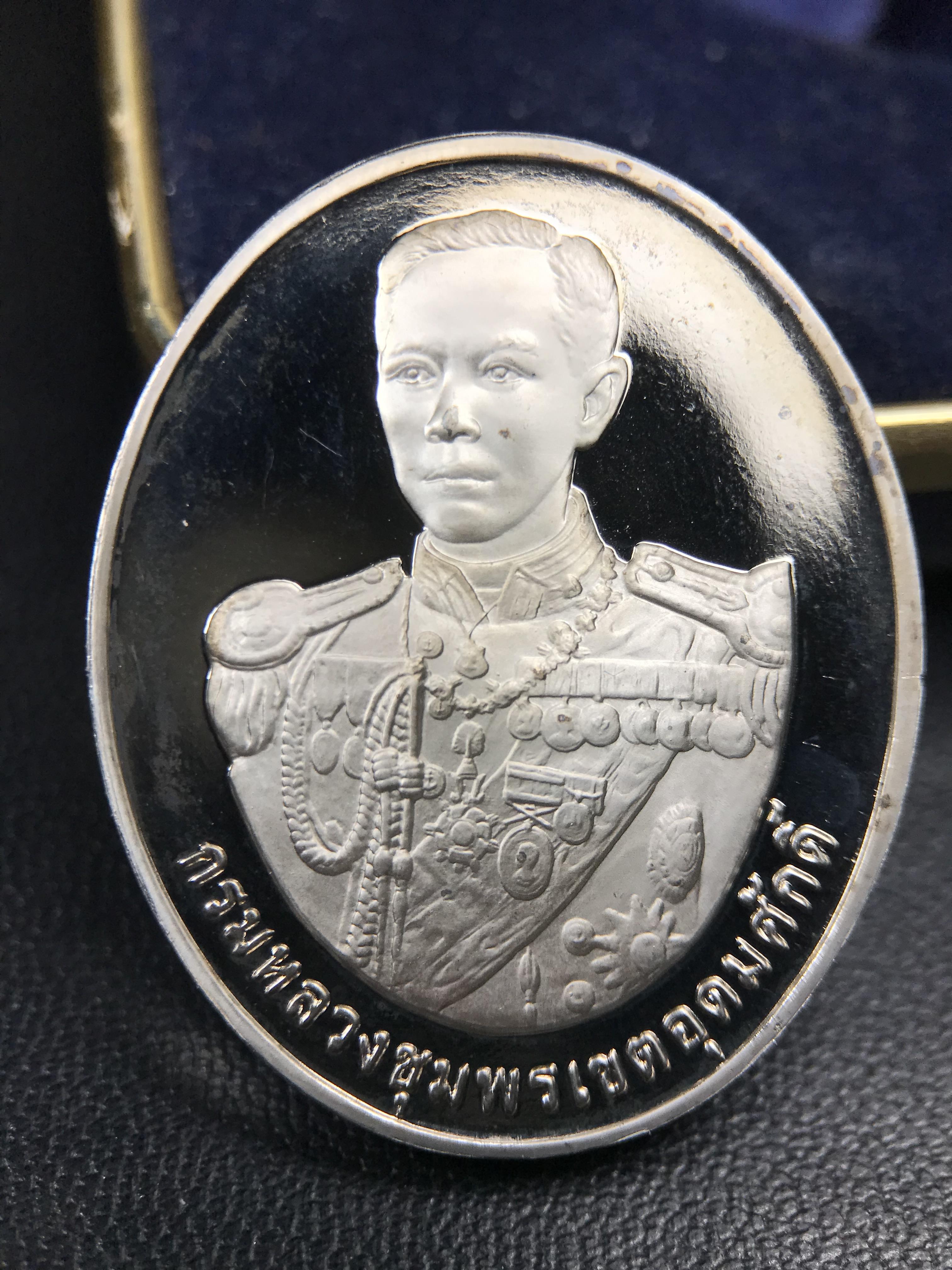 เหรียญหลวงพ่อเงิน – กรมหลวงชุมพรฯ วัดบางคลาน เหรียญไข่สองหน้า เนื้อเงิน 99.99% ขัดเงา ขนาดสูง 3.1 ซม. ประกอบพิธีมหาพุทธาภิเษก ณ อุโบสวัดหิรัญญาราม(วังตะโก) บางคลาน จ.พิจิตร เมื่อวันอังคารที่ 3 มี.ค.2541( เหรียญออกโดยโรงงานกษาปณ์ เพิร์ธ ประเทศออสเตรเลีย )