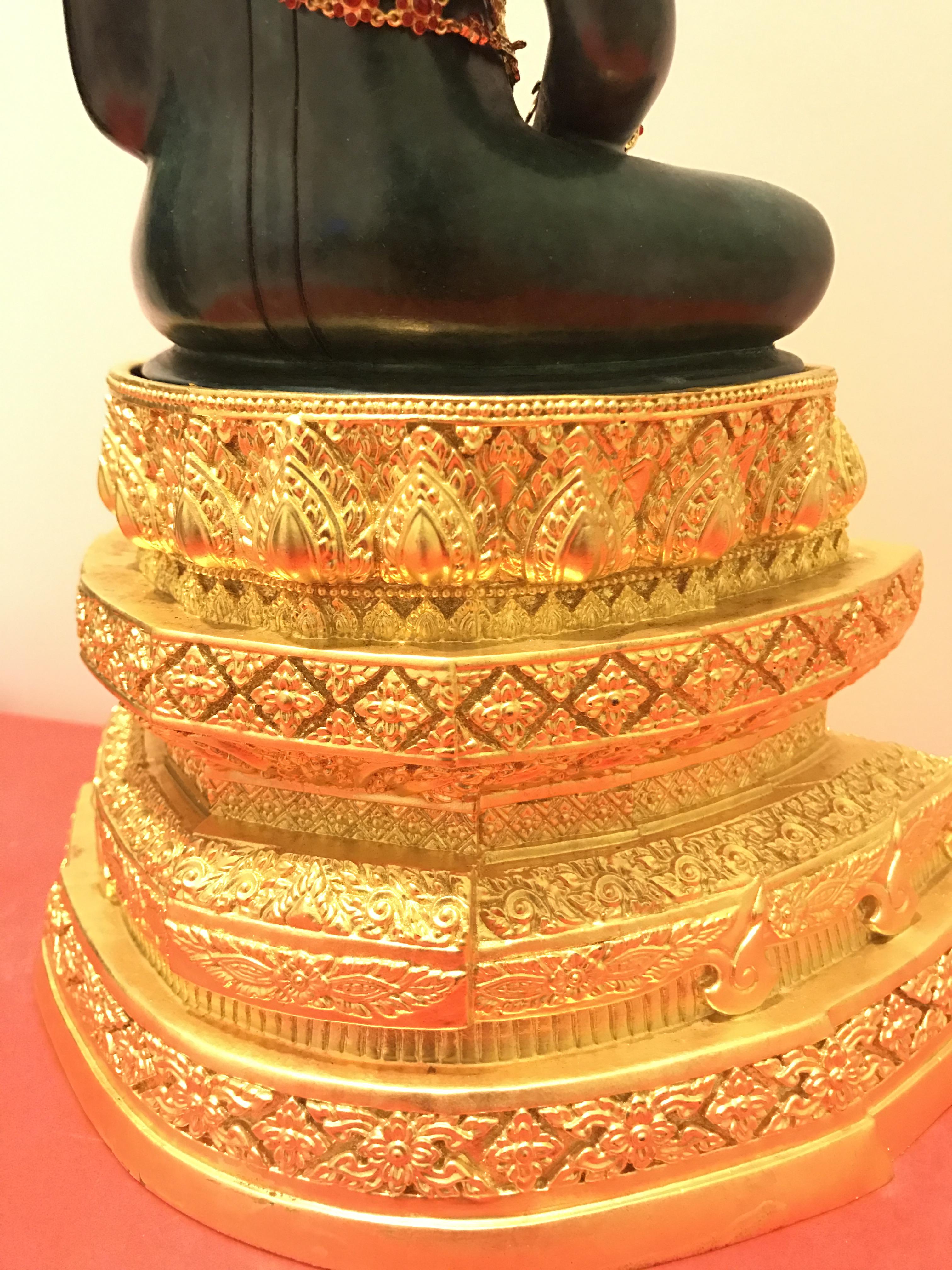 พระพุทธมหามณีรัตนปฏิมากร จำลอง (พระแก้วมรกต) ขนาดบูชาหน้าตัก 5 นิ้ว ตราสัญลักษณ์ ภ.ป.ร. รุ่นแรก ปี2547 เนื้อนวโลหะเคลือบสีเขียว(เครื่องทรงนวโลหะชุบทองไมครอน)