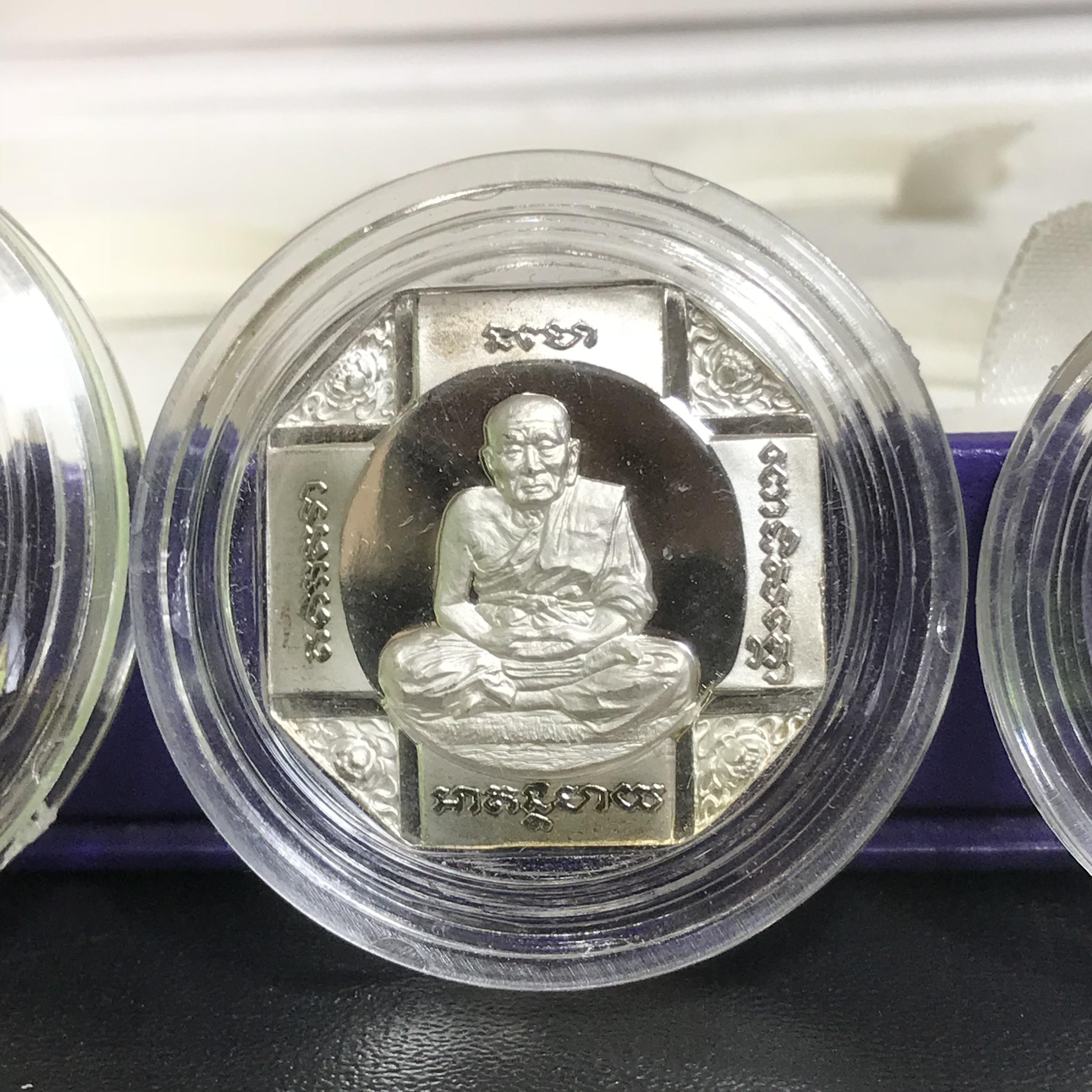 เหรียญหลวงพ่อทวด รุ่นสมเด็จเจ้าฟ้ามหาจักรี 48พรรษา โดยสภากาชาดไทย ปี2546 ชุดเหรียญเนื้อเงิน4ขนาด ครบชุดหายาก