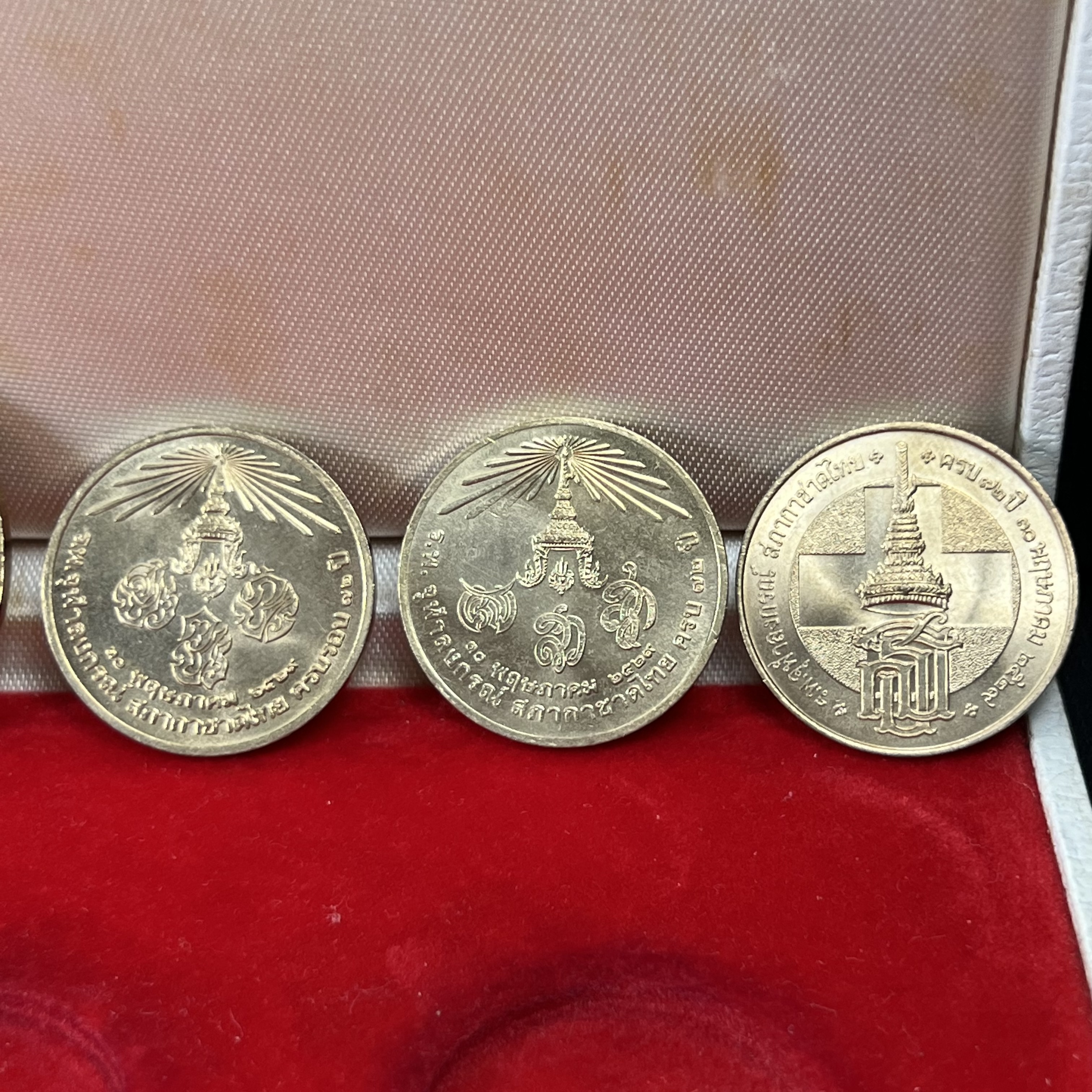 ชุดที่ระลึกครบ 72 ปี โรงพยาบาลจุฬาลงกรณ์ สภากาชาดไทย 30 พฤษภาคม พ.ศ.2529(ในหลวงรัชกาลที่9เสด็จในพิธี)พระดี พิธีใหญ่ ประกอบพิธีพุทธาภิเษกพร้อมกับพิธีพระกริ่งปวเรศ ปี2530 วัดบวรนิเวศและวัดพระแก้ว