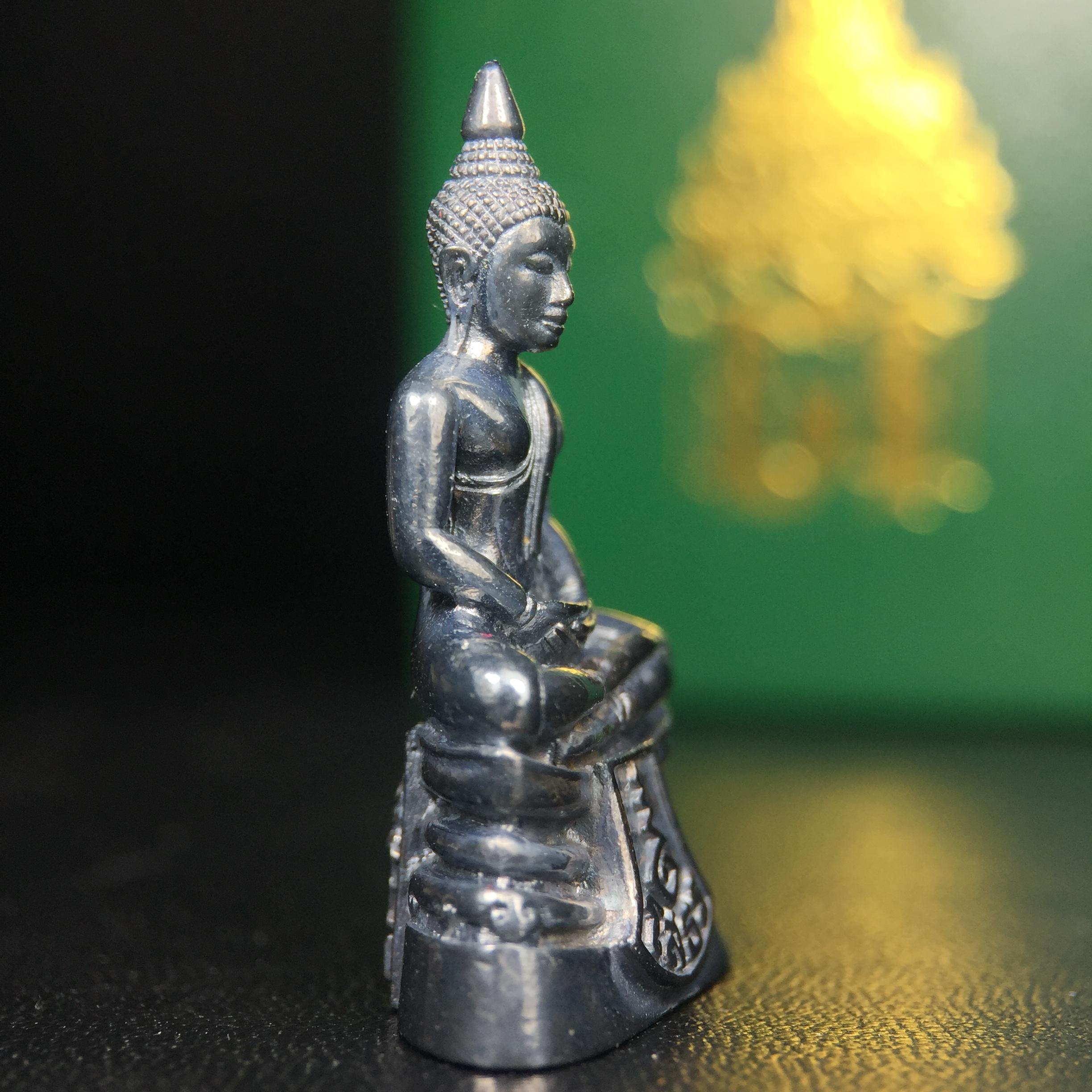 พระพุทธโสธร รุ่น กศก. 120 ปี เนื่องในโอกาสครบ 120 ปี กรมศุลกากร กระทรวงการคลัง จัดสร้าง ปี 2537 เนื้อเงินบริสุทธิ์ 99.9% ผิวขัดเงาลงดำ(งานบริษัท แพรนด้า จิวเวลรี่)สวยงดงาม ทรงคุณค่า