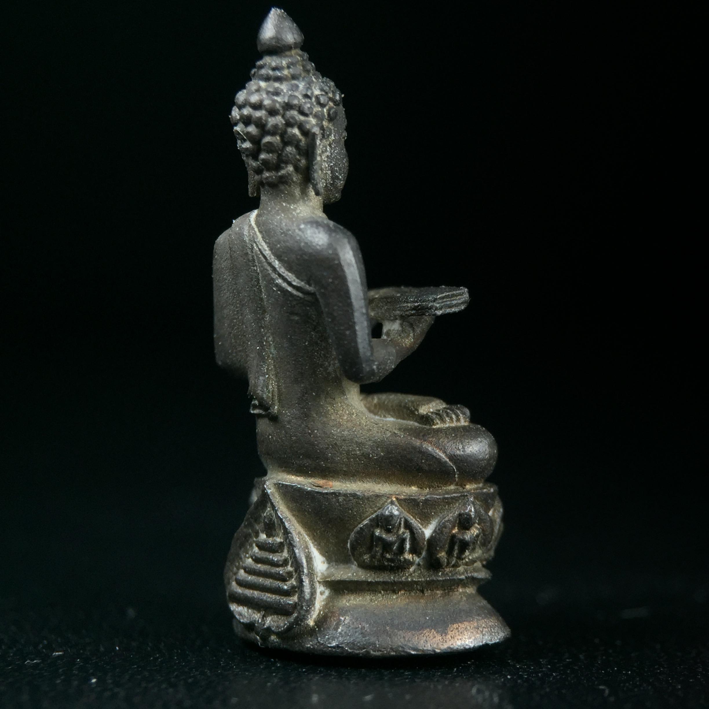 พระกริ่งปรมานุชิตชิโนรส วัดพระเชตุพนวิมลมังคลาราม(วัดโพธิ์) ปี2533 เนื้อนวโลหะ ( ในหลวงรัชกาลที่9เสด็จเททอง)พิธีใหญ่ งดงามด้วยพุทธศิลป์เปี่ยมด้วยพุทธคุณ อีกหนึ่งรุ่นที่แนะนำสะสมบูชา