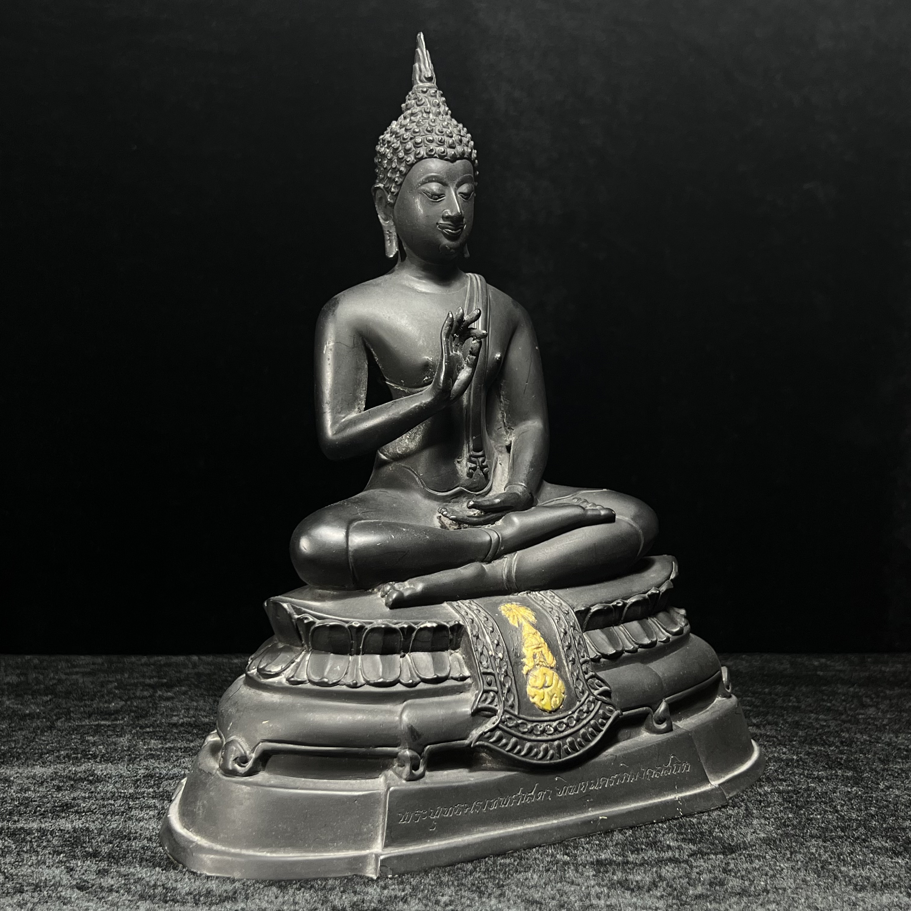 พระพุทธนรเทพศาสดา ทิพยนคราภิมงคลสถิต วัดไทยลอสแองเจลิส สหรัฐอเมริกา ฐาน ภปร. ปี 2522 หน้าตัก 5 นิ้ว เนื้อโลหะรมดำ (อีกหนึ่งพระพุทธ ชุด ภปร.ที่พบเจอและหายาก)ในหลวงรัชกาลที่ 9 เสด็จเททองหมายเลข 225(ผลรวมได้ 9 เลขมหามงคลเจริญก้าวหน้าในทุกด้าน) 1 ใน 2523 องค์