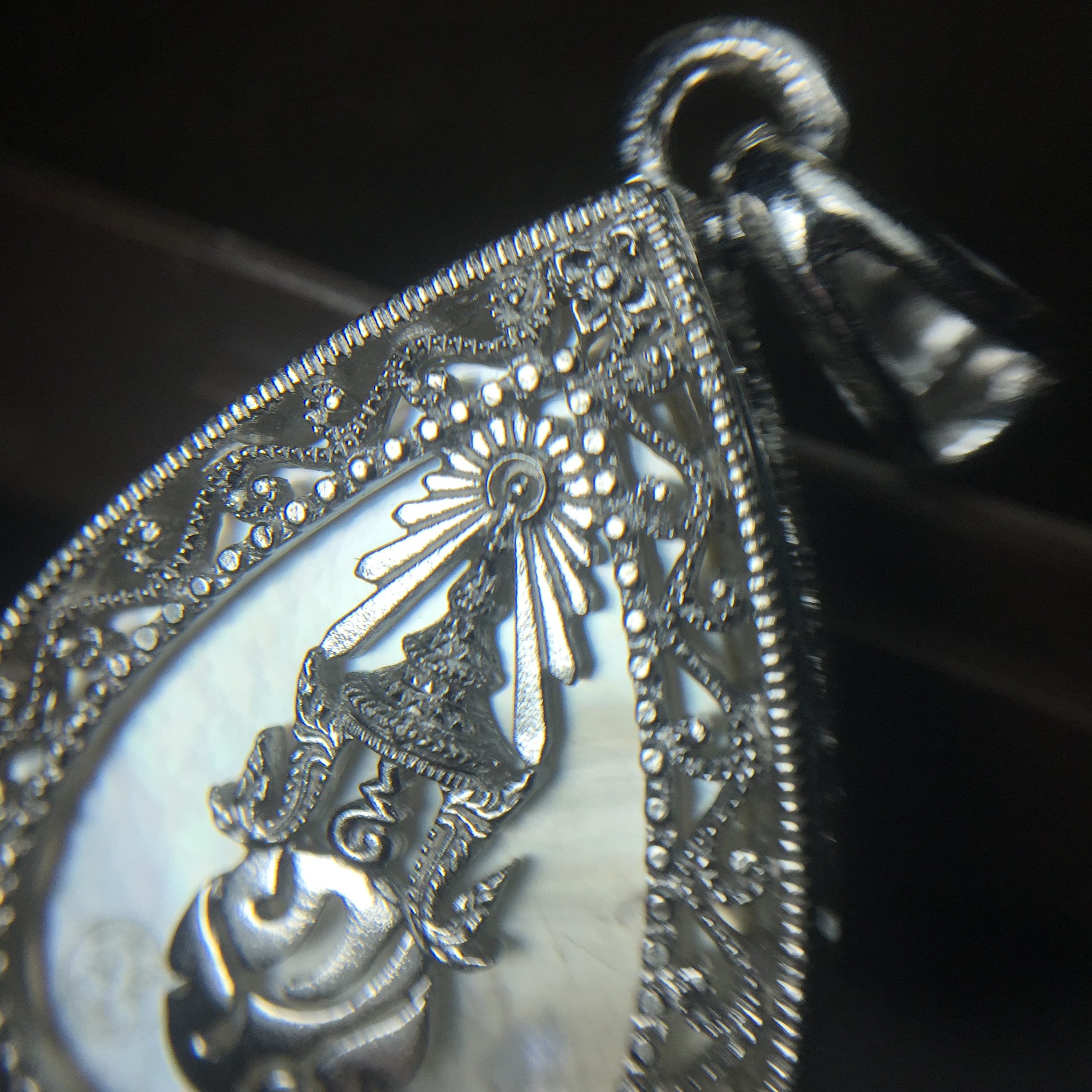 พระพุทธชินราช ภปร. โครงการ "เพราะแผ่นดินนี้ คือ แผ่นดินเกิด" ปี2548(รุ่นแรก) เหรียญทรงใบโพธิ์ ขนาด 21 x 29 มม. เนื้อเงินสามกษัตริย์ องค์พระชุบสามกษัตริย์ ล้อมด้วยกรอบเงินชุบทองคำขาวสลักเสลาเป็นลวดลายละเอียดอ่อน ส่วนพื้นองค์พระเป็นเปลือกหอยมุข