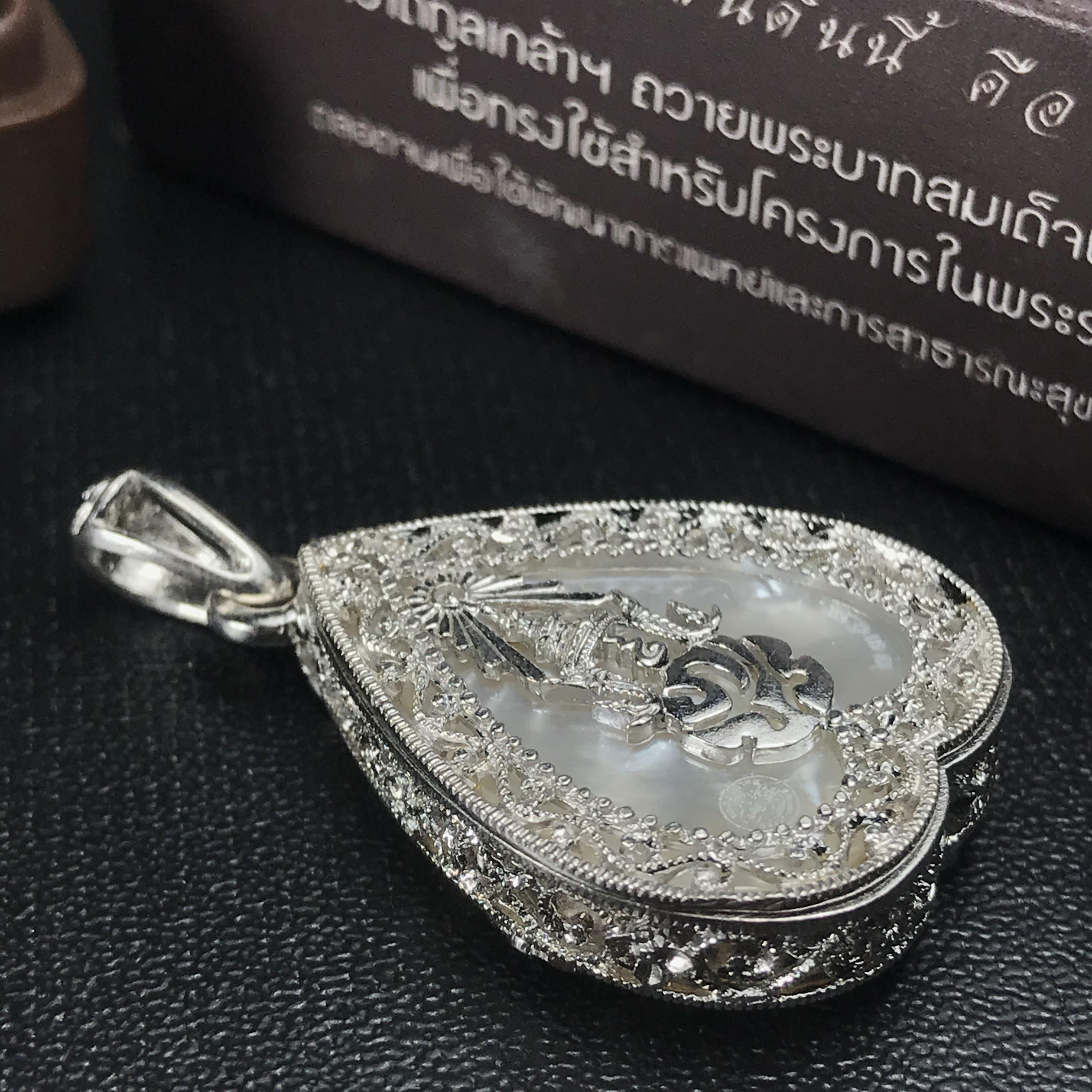 พระพุทธชินราช ภปร. โครงการ "เพราะแผ่นดินนี้ คือ แผ่นดินเกิด" ปี2548(รุ่นแรก) เหรียญทรงใบโพธิ์ ขนาด 21 x 29 มม. เนื้อเงินสามกษัตริย์ องค์พระชุบสามกษัตริย์ ล้อมด้วยกรอบเงินชุบทองคำขาวสลักเสลาเป็นลวดลายละเอียดอ่อน ส่วนพื้นองค์พระเป็นเปลือกหอยมุข