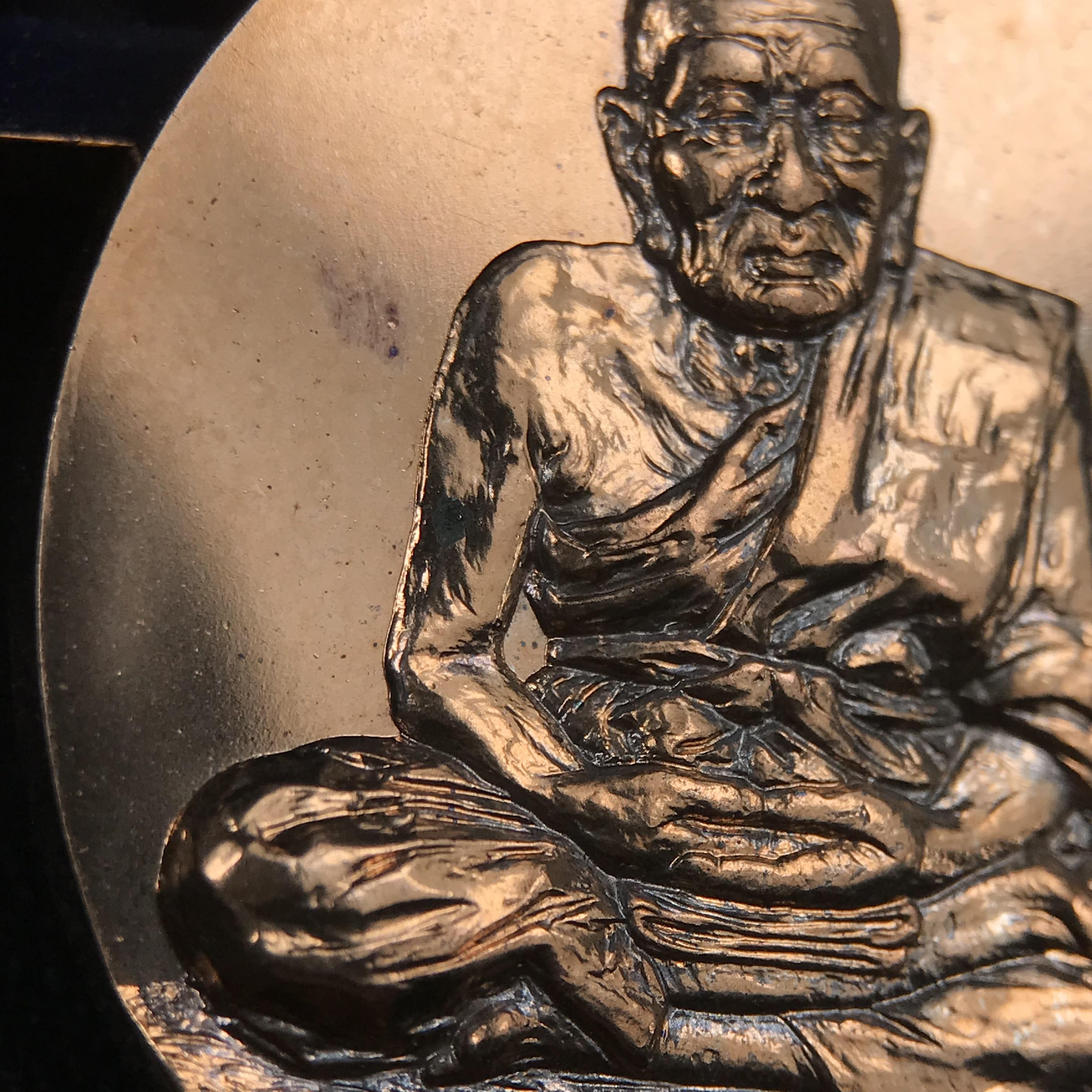 หลวงพ่อทวด พระนามาภิไธย สก. วัดห้วยมงคล จ.ประจวบคีรีขันธ์ ปี 2544(รุ่นแรก) เหรียญเนื้อนวโลหะ(Thai Bonze) ผลิตโดยโรงกษาปณ์ โมเน่ร์เดอปารีส ประเทศฝรั่งเศส สวยงดงามสภาพสวยกล่องใบรับรองครบสมบูรณ์(คุ้มครองแคล้วคลาด พิธีใหญ่) องค์หมายเลข 1807 (1 ใน 2999 เหรียญ)