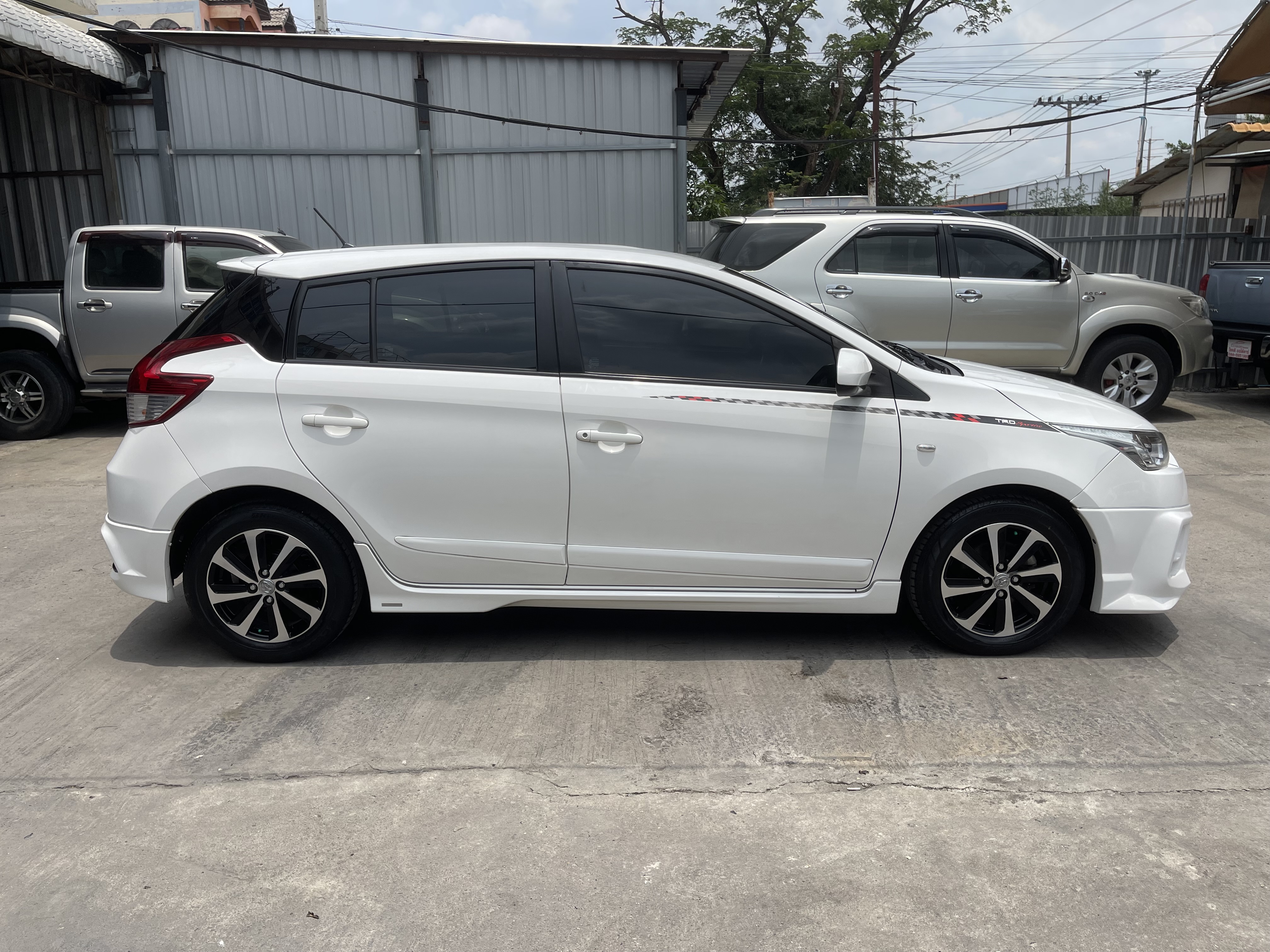 Toyota Yaris 1.2 TRD Sportivo At 2015 ขาว