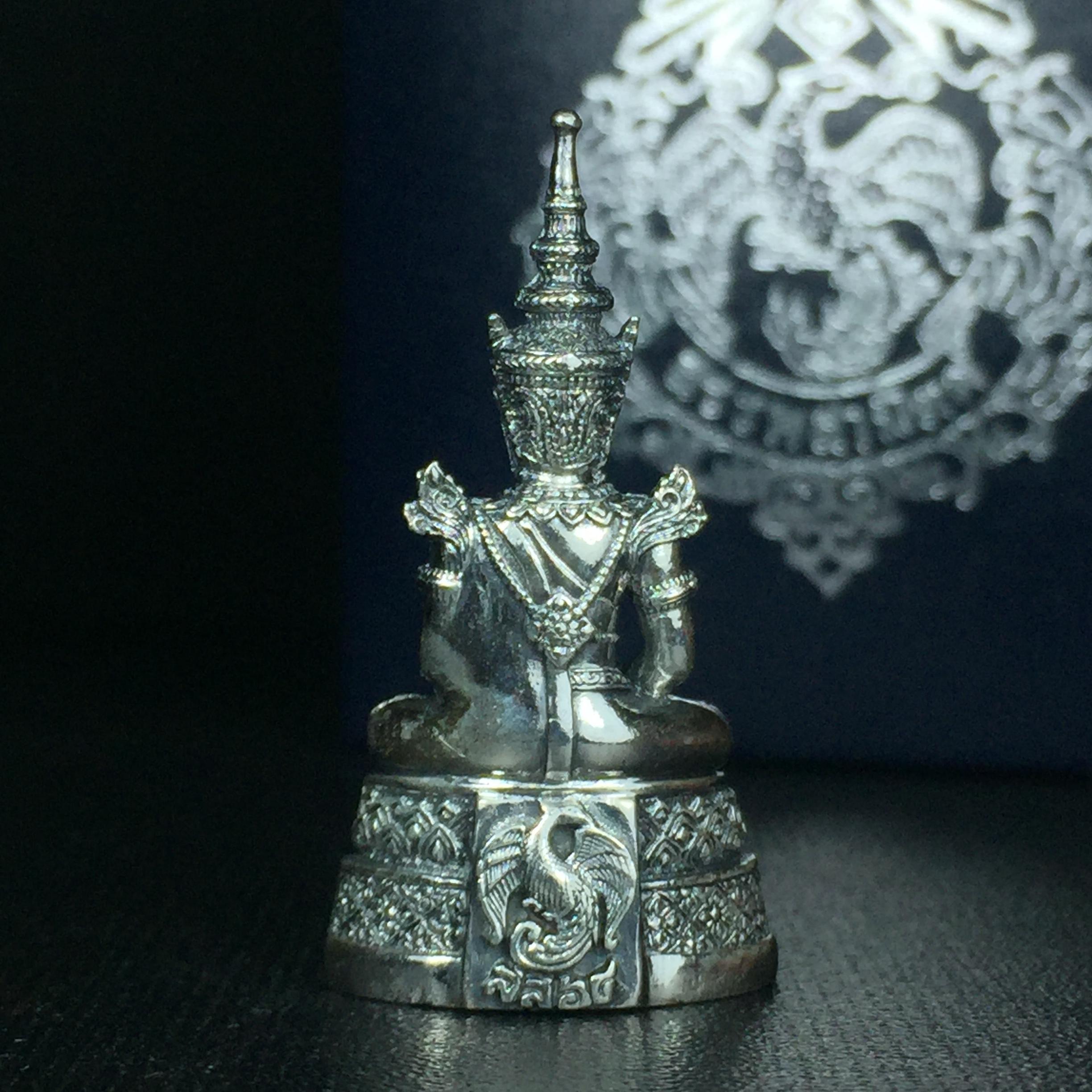 พระแก้วมรกต กรมสรรพสามิตจัดสร้างขึ้นเนื่องในโอกาสครบรอบ 64 ปีของกรมสรรพสามิต และเนื่องในวโรกาสที่พระบาทสมเด็จพระเจ้าอยู่หัวทรงครองราชย์ครบ 50 ปีในปีกาญจนาภิเษก เมื่อ พ.ศ.2539 เนื้อเงินรมดำขัดเงาพร้อมกล่องบรรจุเดิม