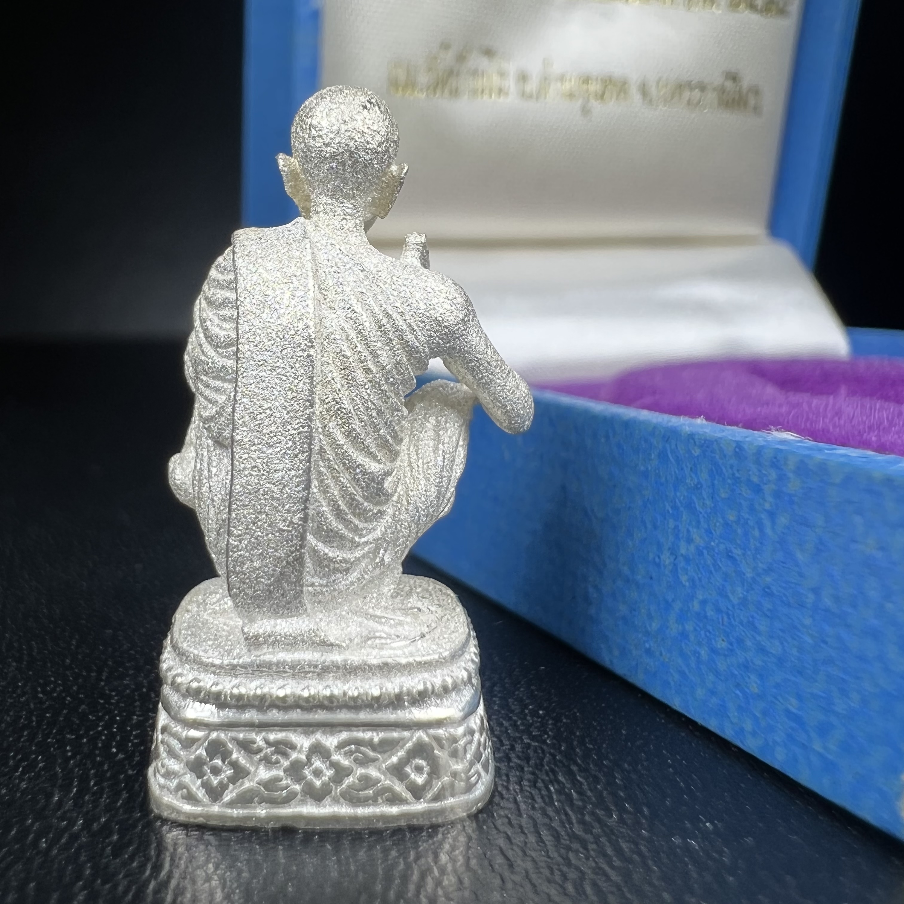 รูปหล่อหลวงพ่อคูณ รุ่นลาภ ยศ ทวีคูณ ปี2538 เนื้อเงินพ่นทรายประกายเพชร พร้อมกล่องบรรจุเดิมครบ(สภาพสวยเดิม นิยม)