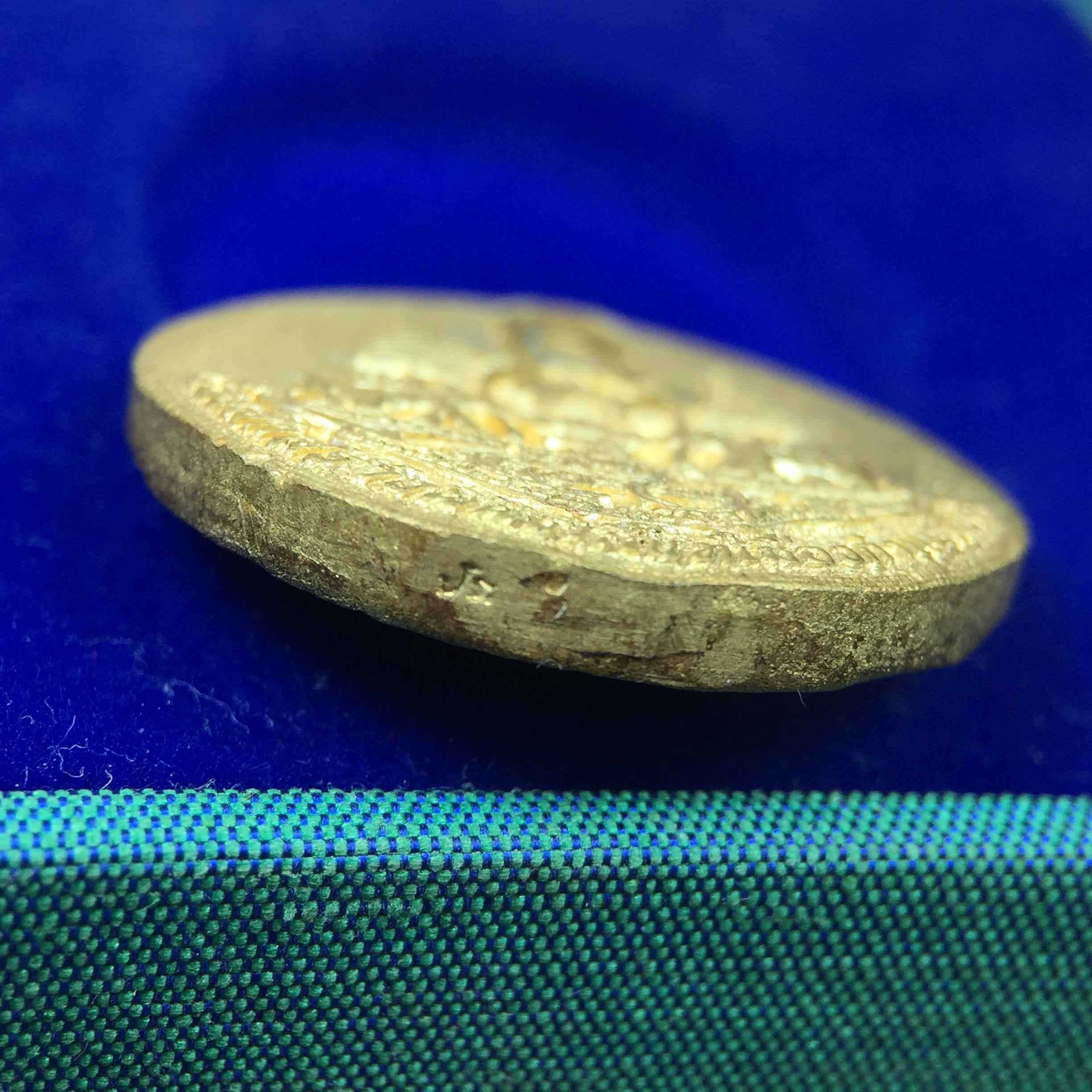 เหรียญรูปเหมือนพระญาณวิทยาคมเถร (หลวงพ่อคูณ ปริสุทโธ)ชุดกาญจนาภิเษกครองราชย์ครบ 50 ปี วัดบวรนิเวศวิหาร ปี พ.ศ. 2538 เนื้อบรอนซ์ทอง(จัดสร้างได้เหมือนหลวงพ่อคูณมาก มีรายละเอียดและความคมชัดสูง ลูกศิษย์ท่านไม่ควรพลาด วิจิตรศิลป์และพุทธศิลป์งดงาม)พิธีใหญ่