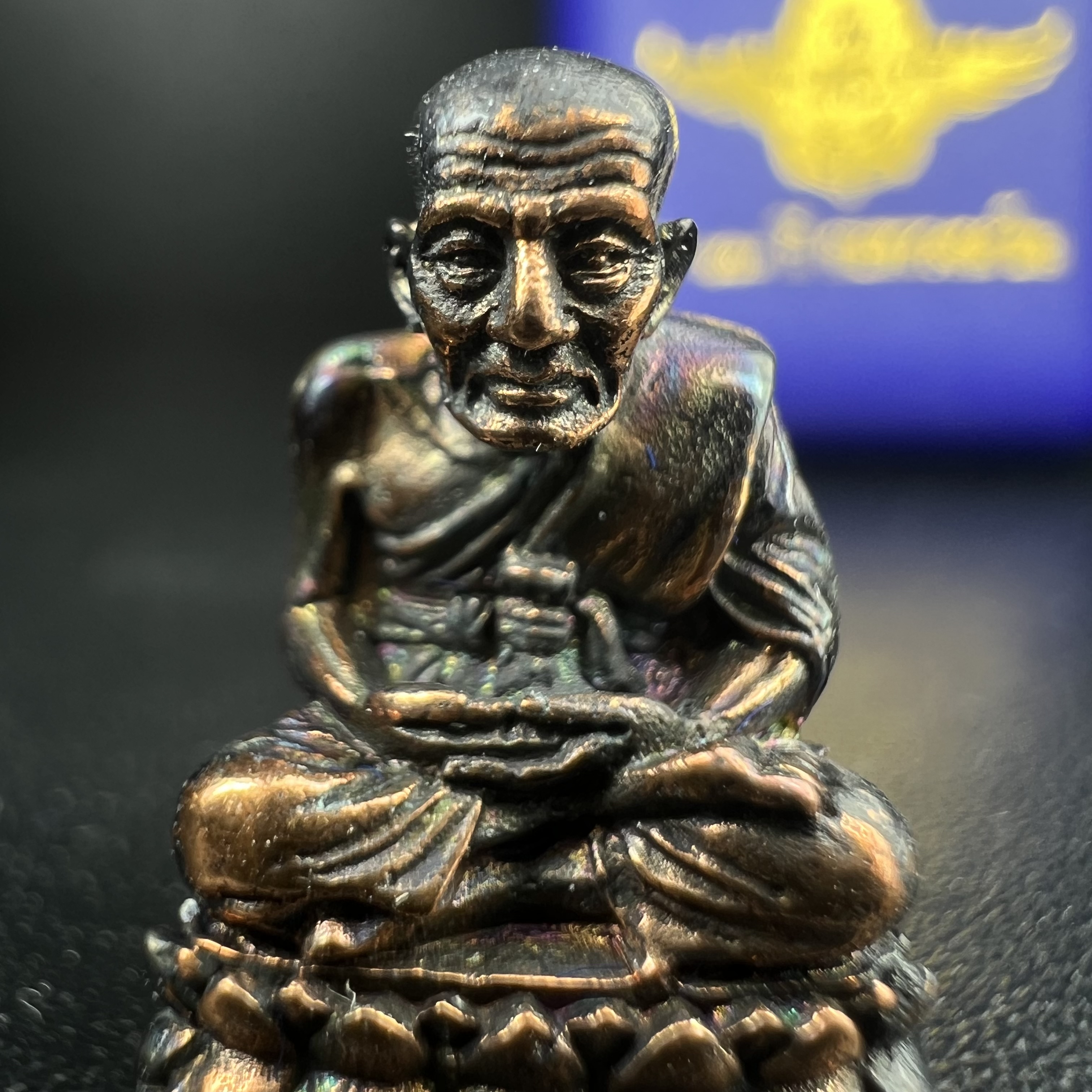 รูปเหมือนหล่อลอยองค์หลวงปู่ทวด รุ่น 111ปี กระทรวงกลาโหม เนื้อนวโลหะรมดำ-ปัดเงา ปี2540 พิธีใหญ่ เข้มขลัง นิยม พร้อมกล่องบรรจุเดิม(คัดสภาพสวยผิวเทพๆผิวรุ้งๆ)ทั้งพิธีทั้งพุทธศิลป์ทรงคุณค่าอีกหนึ่งรุ่นยอดนิยม