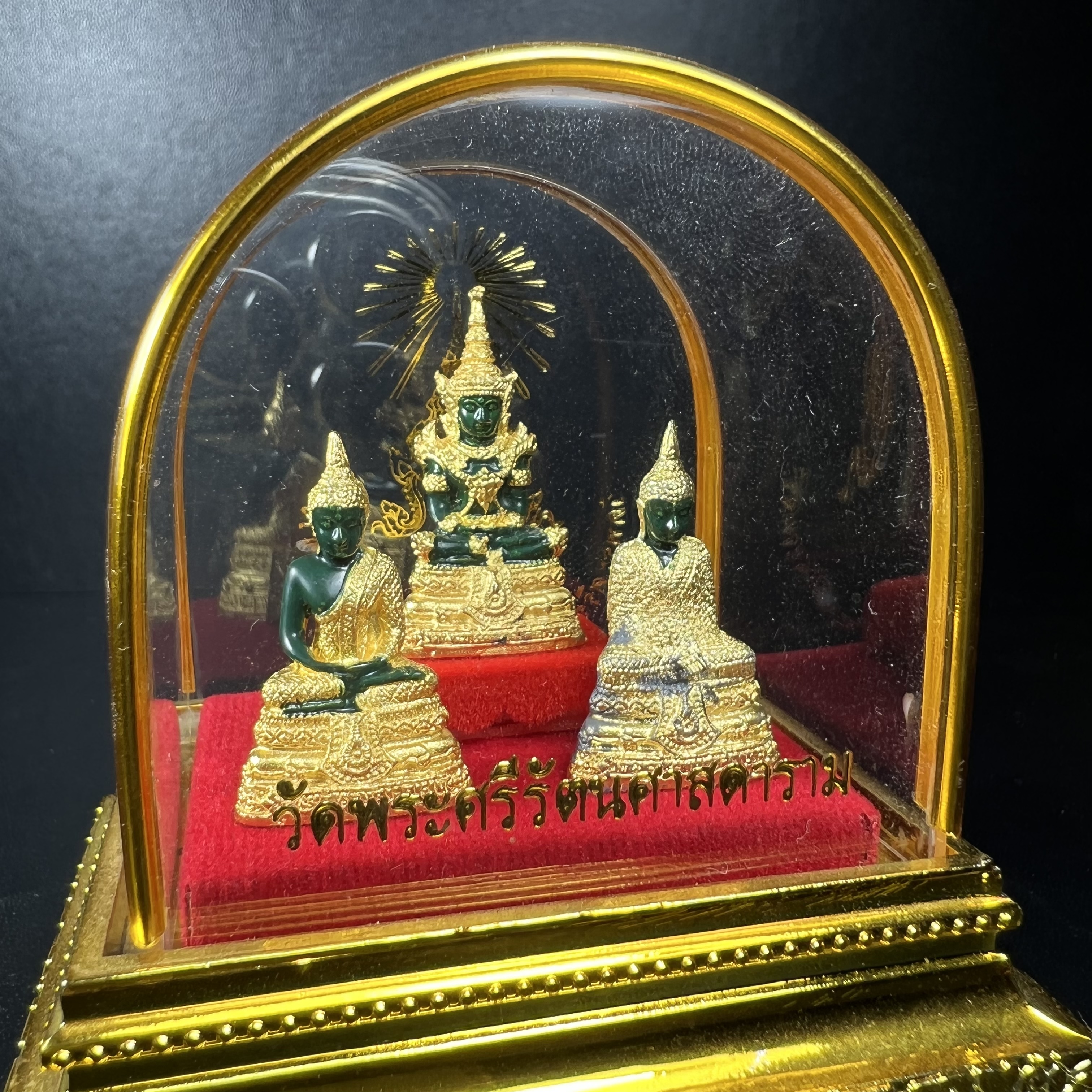 พระพุทธมหามณีรัตนปฏิมากร(พระแก้วมรกต) วัดพระศรีรัตนศาสดาราม สำนักพระราชวัง จัดสร้าง พิมพ์ทรงเครื่อง 3 ฤดู(ร้อน ฝน หนาว) หน้าตัก 1 นิ้วพร้อมครอบตู้เดิม(บรรจุมวลสารใต้ฐาน)