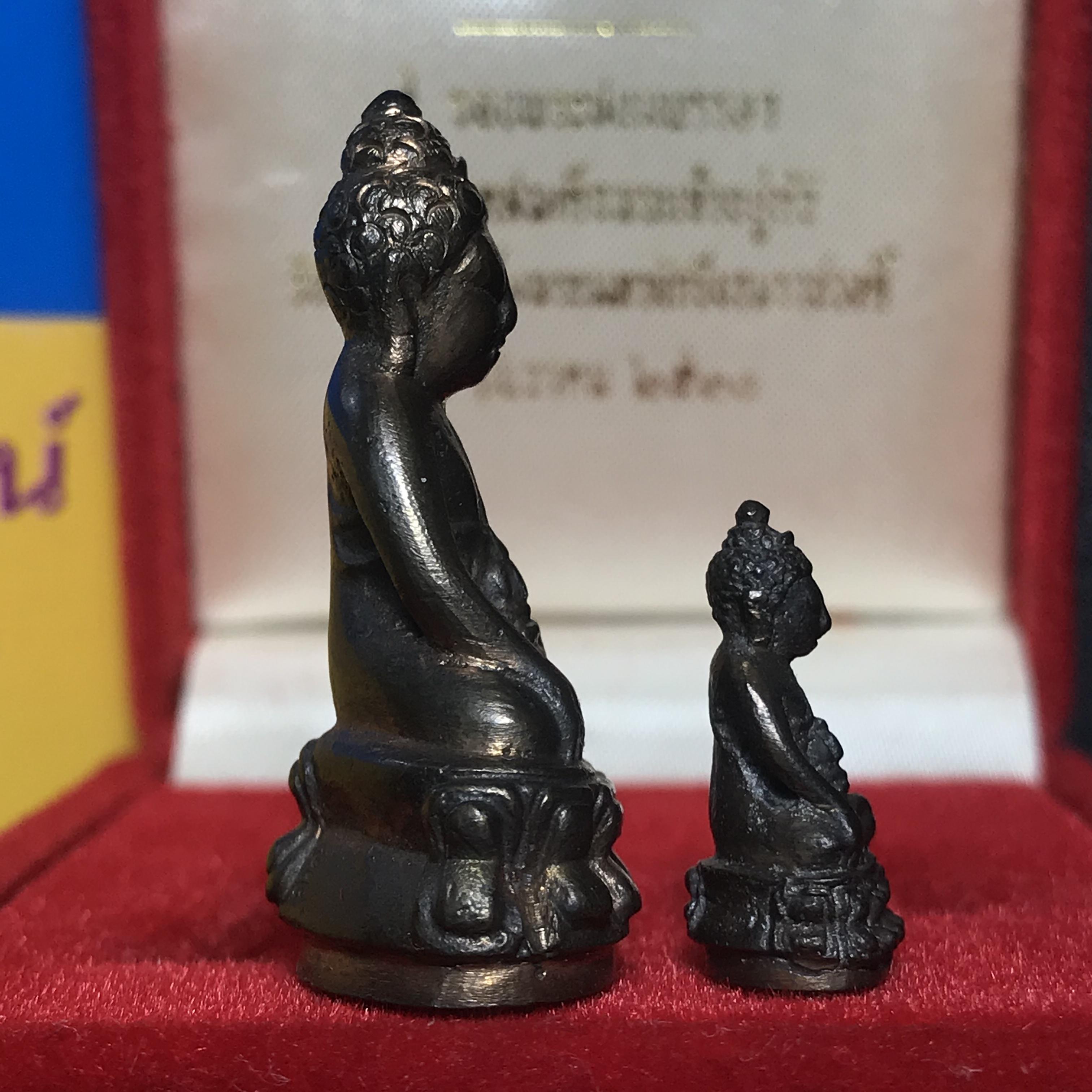 พระกริ่ง-พระชัยวัฒน์ ปวเรศ ปี2530 วัดบวรนิเวศราชวรวิหาร(ในหลวง ร.9 เสด็จเททอง)(บรรจุเส้นเกศาในหลวงรัชกาลที่9)พร้อมสูจิบัตรเดิมตอนจัดสร้าง(สภาพสวยครบสมบูรณ์))