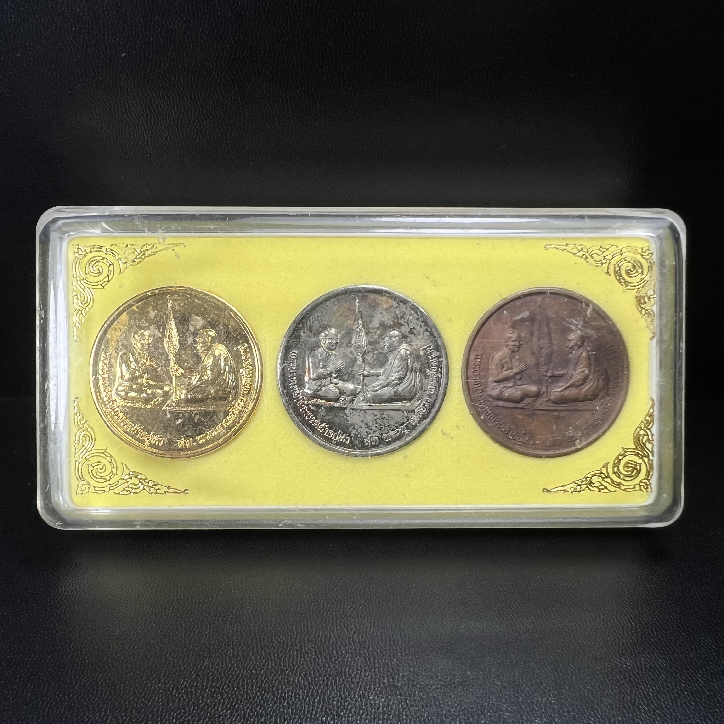 เหรียญสนทนาธรรม ในหลวงรัชกาลที่ 9 สมเด็จพระญาณสังวร หลังพระสยามเทวาธิราช ปี 2543 วัดบวรนิเวศวิหาร ชุดกรรมการ(เนื้อกะไหล่ทอง+กะไหล่เงิน+ทองแดงรมน้ำตาล)พร้อมกล่องบรรจุเดิม(ชุดหายาก สภาพผิวกะไหล่เดิมจากผู้จัดสร้าง ผิวขึ้นรุ้งธรรมชาติสวยจัด แชมป์ๆ)1 ใน 343ชุด