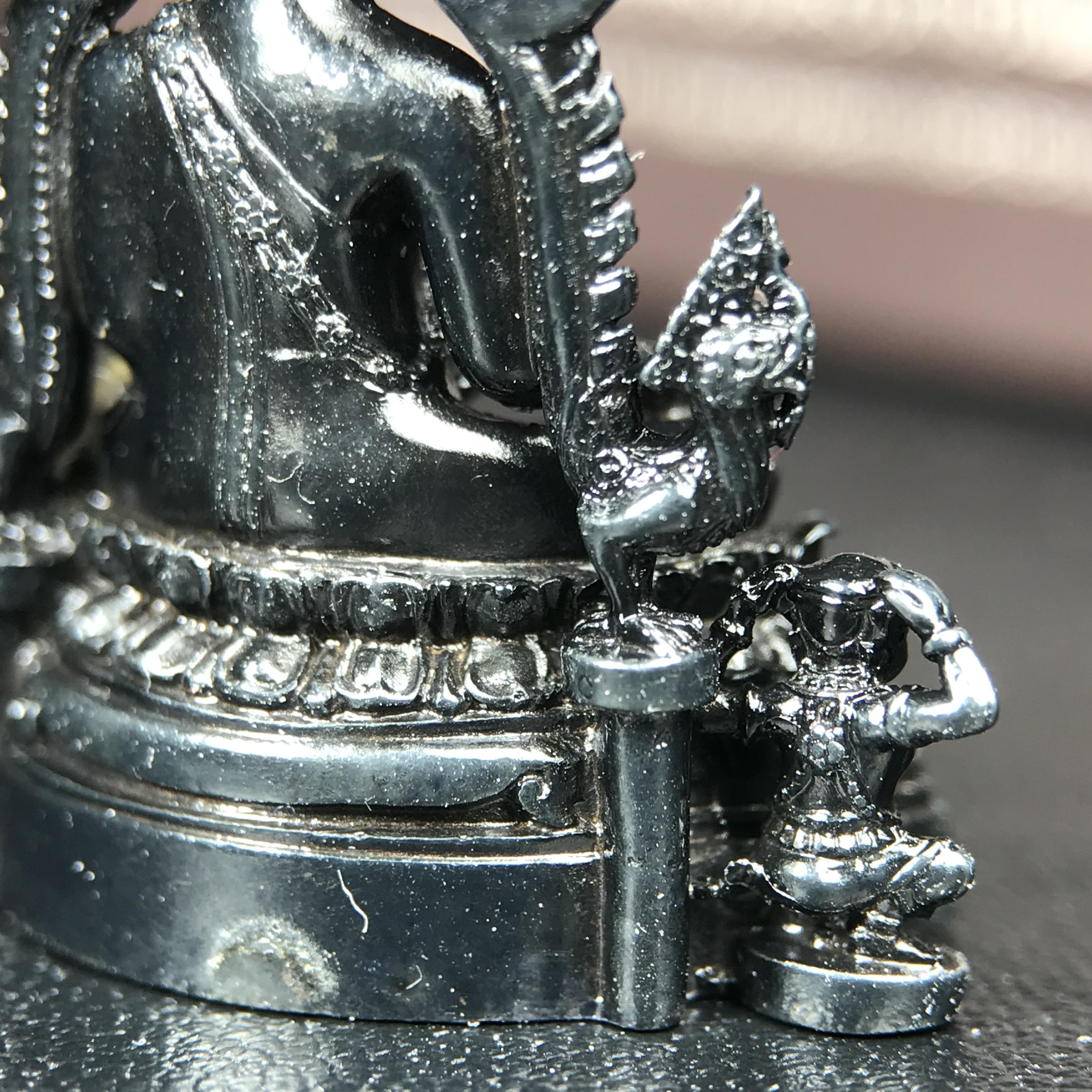 พระพุทธชินราช ภปร. โครงการ "เพราะแผ่นดินนี้ คือ แผ่นดินเกิด" ปี2548(รุ่นแรก) ลอยองค์ หน้าตัก 1/2 นิ้ว(ขนาด 3.5 x 2.5 ซม.) เนื้อเงินรมดำ(พุทธศิลป์จำลองเมื่อครั้งลอกทอง ครั้งที่3 เมื่อปี2547 ร้อยปีจะมีสักครั้ง "พระพุทธชินราชองค์ดำ")