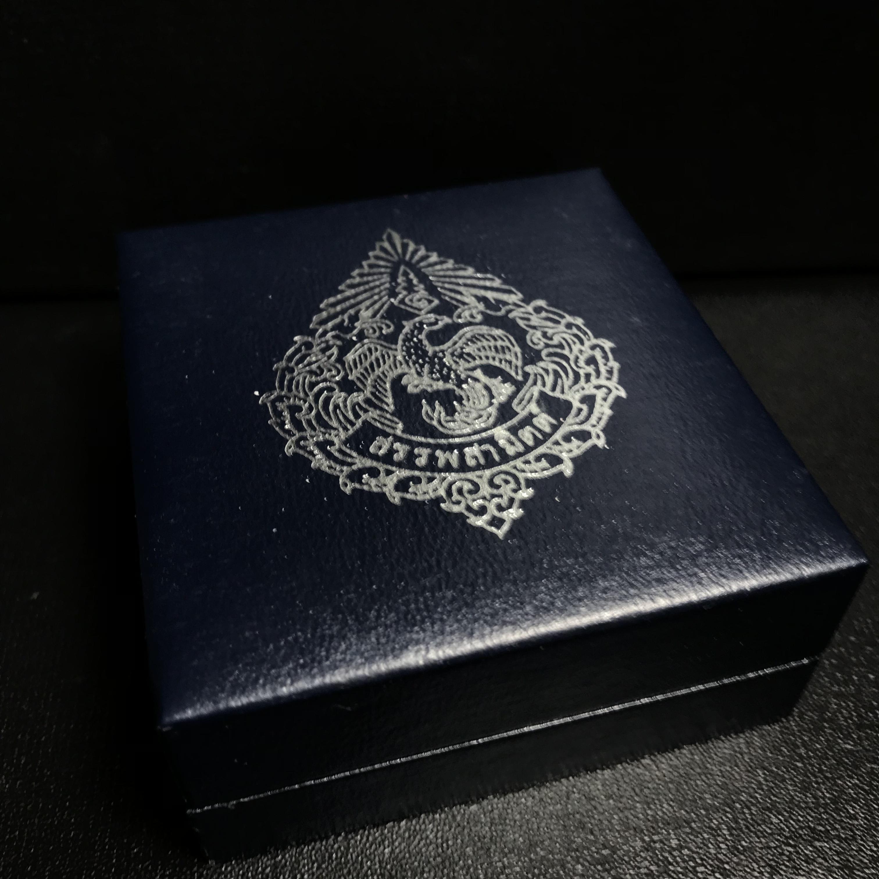 พระแก้วมรกต กรมสรรพสามิตจัดสร้างขึ้นเนื่องในโอกาสครบรอบ 64 ปีของกรมสรรพสามิต และเนื่องในวโรกาสที่พระบาทสมเด็จพระเจ้าอยู่หัวทรงครองราชย์ครบ 50 ปีในปีกาญจนาภิเษก เมื่อ พ.ศ.2539 เนื้อเงินรมดำขัดเงา(ชุบสามกษัตริย์ใหม่)พร้อมกล่องบรรจุเดิม