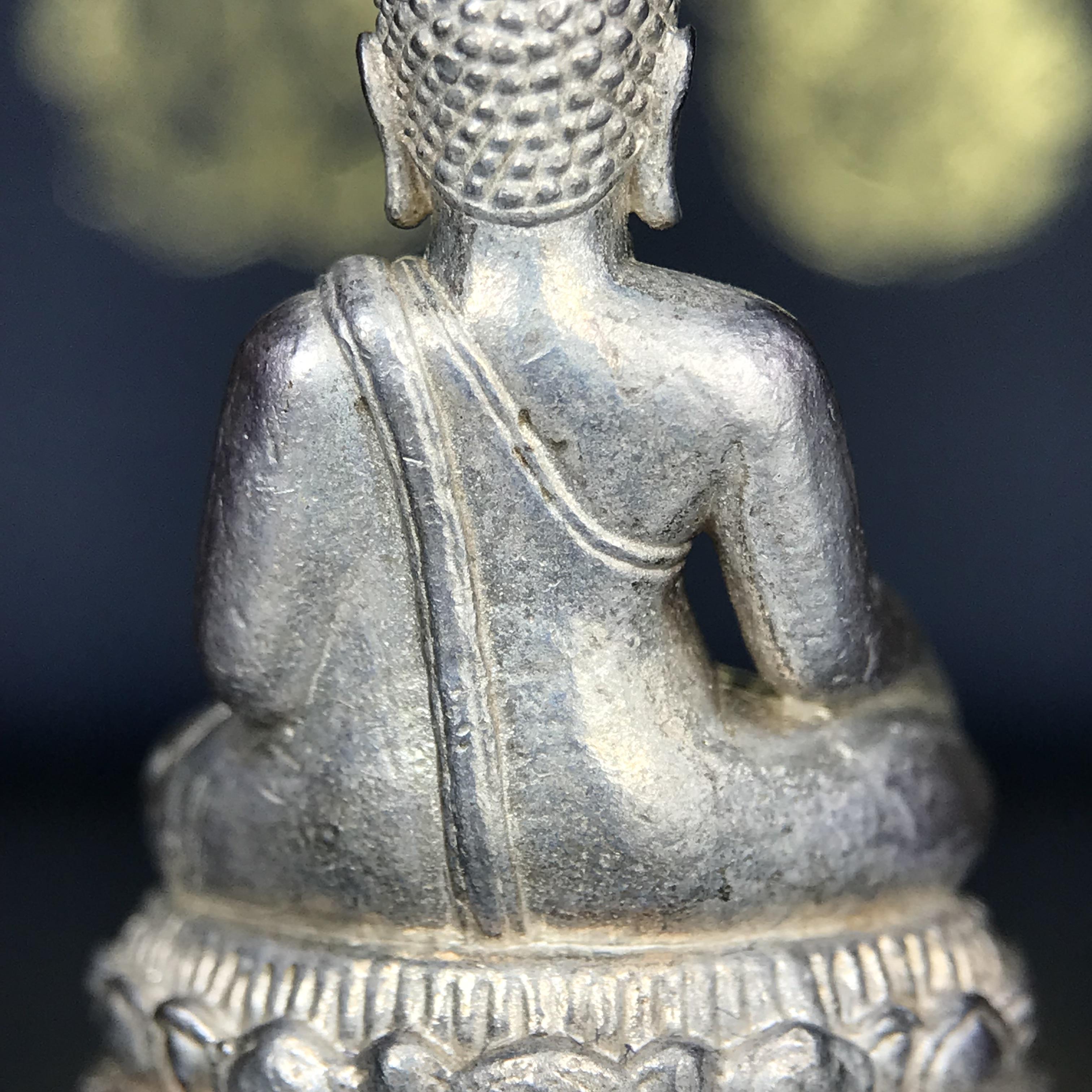 พระกริ่งพระพุทธนรสีห์ จปร.+ภปร. ครบรอบ 100 ปี ธนาคารไทยพาณิชย์ ปี 2550 พระกริ่งเนื้อเงิน(หายาก)(พุทธศิลป์งดงาม)ด้านหน้าฐานประดับด้วยตราสัญลักษณ์ "จปร" และ "ภปร" (องค์เนื้อเงินสร้างน้อย พบเจอน้อยหายาก)1 ใน 2500 องค์