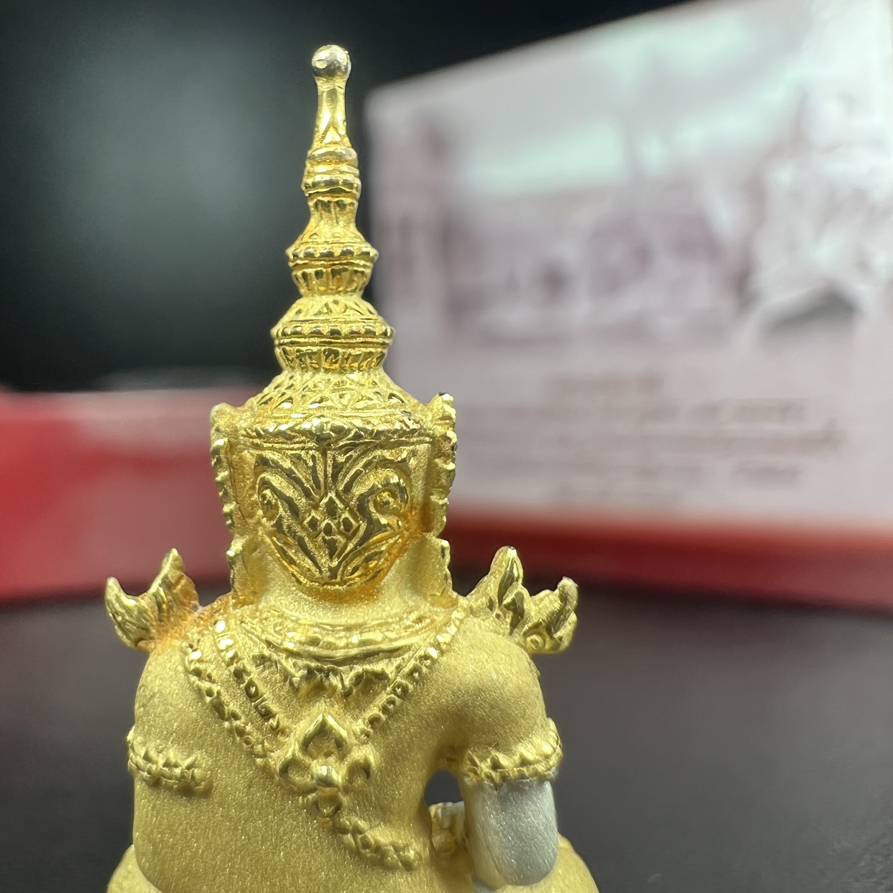 พระแก้วมรกต ภปร.(รุ่นแรก) ปี2545 รุ่นฉลองกรุงรัตนโกสินทร์ครบ 220 ปี พิมพ์ลอยองค์ใหญ่ เนื้อเงินบริสุทธิ์ 92.5% (สามกษัตริย์) ขนาด 19*35 มม. พร้อมกล่องบรรจุดิม สวยครบสมบูรณ์