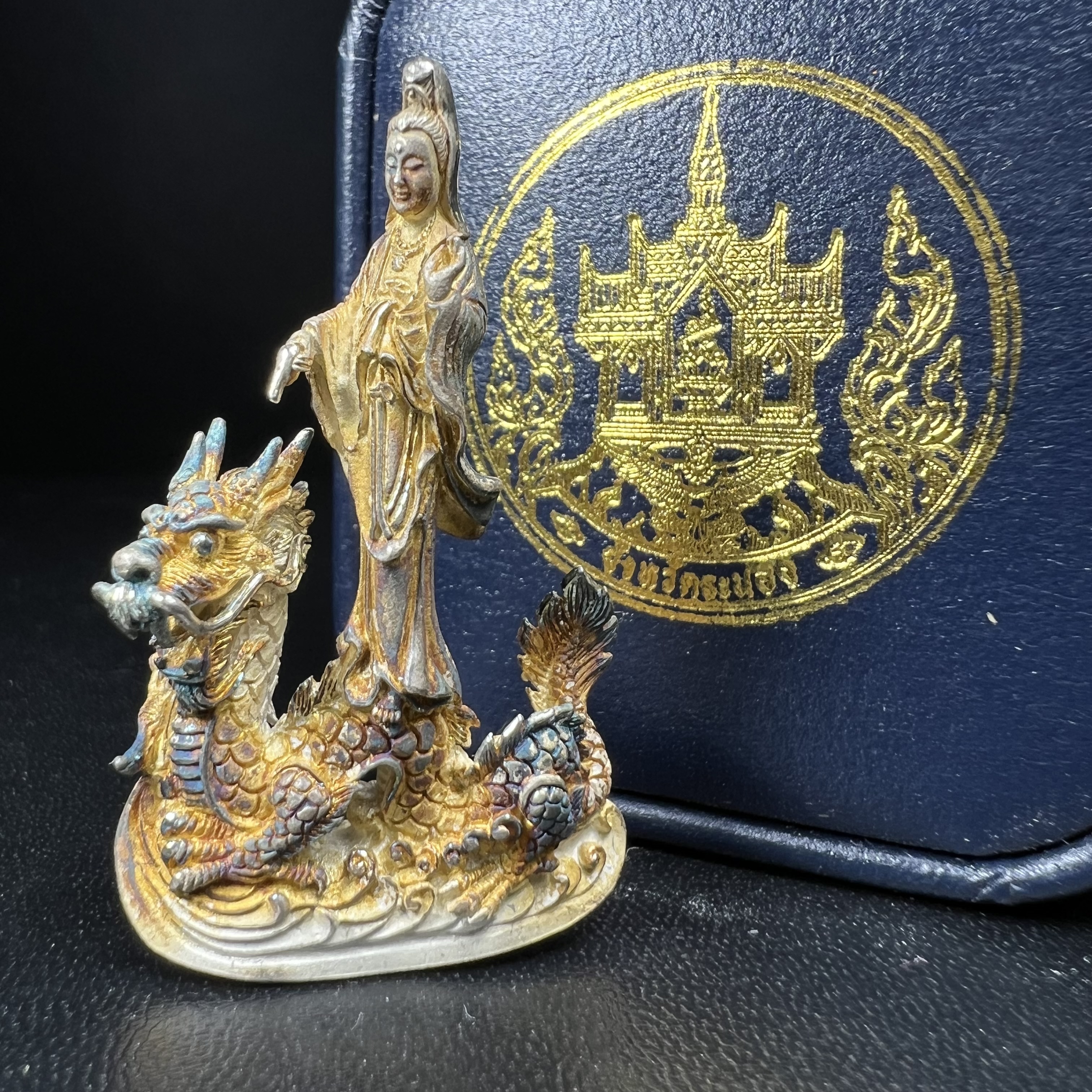 รูปหล่อลอยองค์พระโพธิสัตว์กวนอิม ทรงประทับมังกร จ.ระนอง ปี 2539 เนื้อเงิน พิมพ์ใหญ่(ผิวรุ้งไฟ)(สภาพผิวเดิมขึ้นสีรุ้งธรรมชาติสวยแบบนิยม)(เสน่ห์พระเนื้อเงินสีสันที่ธรรมชาติสรรค์สร้าง)เฉลิมฉลองในวโรกาสที่พระบาทสมเด็จพระเจ้าอยู่หัวทรงครองสิริราชสมบัติครบ50ปี