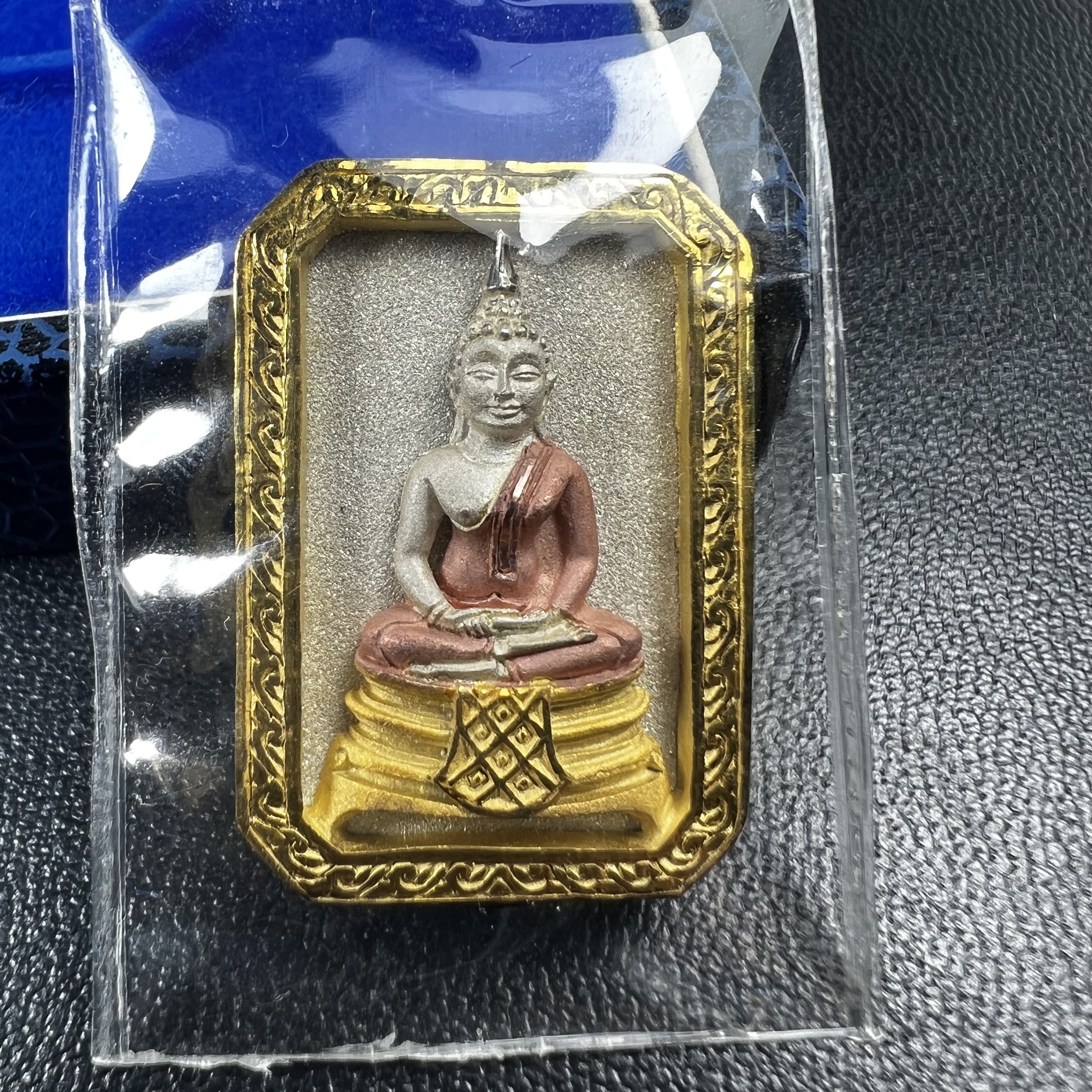 พระพุทธโสธร(หลวงพ่อโสธร) รุ่นสร้างอุโบสถ ปี2539 เนื้อเงินสามกษัตรย์ พิมพ์แปดเหลี่ยม(หายาก) สภาพสวยผิวเดิมซีนซองเดิมกล่องบรรจุการ์ดใบรับรองเดิมครบสมบูรณ์