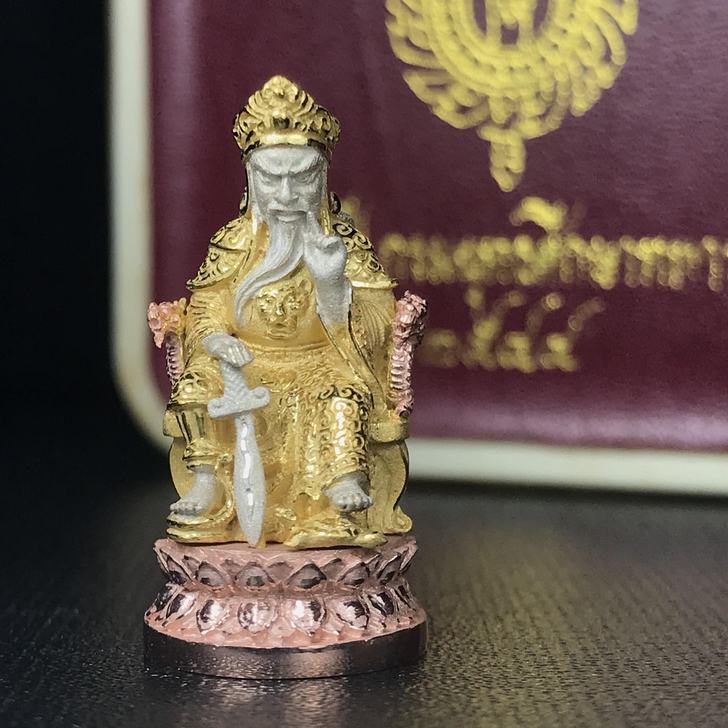 เจ้าพ่อเสือนั่งบัลลังค์ (ตั่วเหล่าเอี๊ย) เนื้อเงินสามกษัตริย์ ลอยองค์ (พิมพ์ใหญ่) รุ่น รักษ์แผ่นดิน ปี 2544 งานแพรนด้าจิวเวลรี่ สวย งดงาม (เทพศักดิ์สิทธิ์ที่คอยปกป้องอภิบาล และปราบปรามศัตรู)