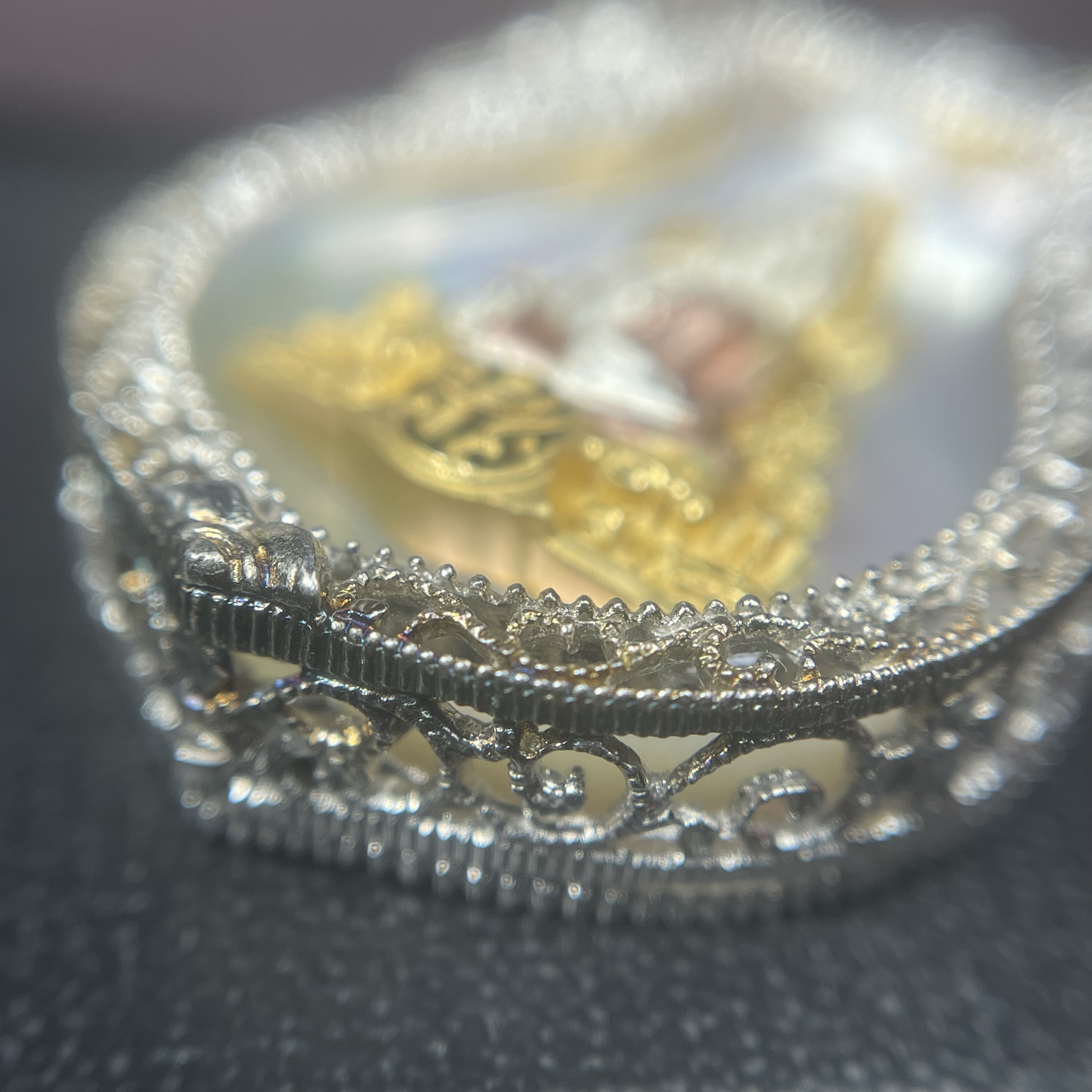 พระพุทธชินราช ภปร. โครงการ "เพราะแผ่นดินนี้ คือ แผ่นดินเกิด" ปี2548(รุ่นแรก) เหรียญทรงเสมา ขนาด 21 x 29 มม.เนื้อเงินสามกษัตริย์ องค์พระชุบสามกษัตริย์ ล้อมด้วยกรอบเงินชุบทองคำขาวสลักเสลาเป็นลวดลายละเอียดอ่อน ส่วนพื้นองค์พระเป็นเปลือกหอยมุขงดงาม