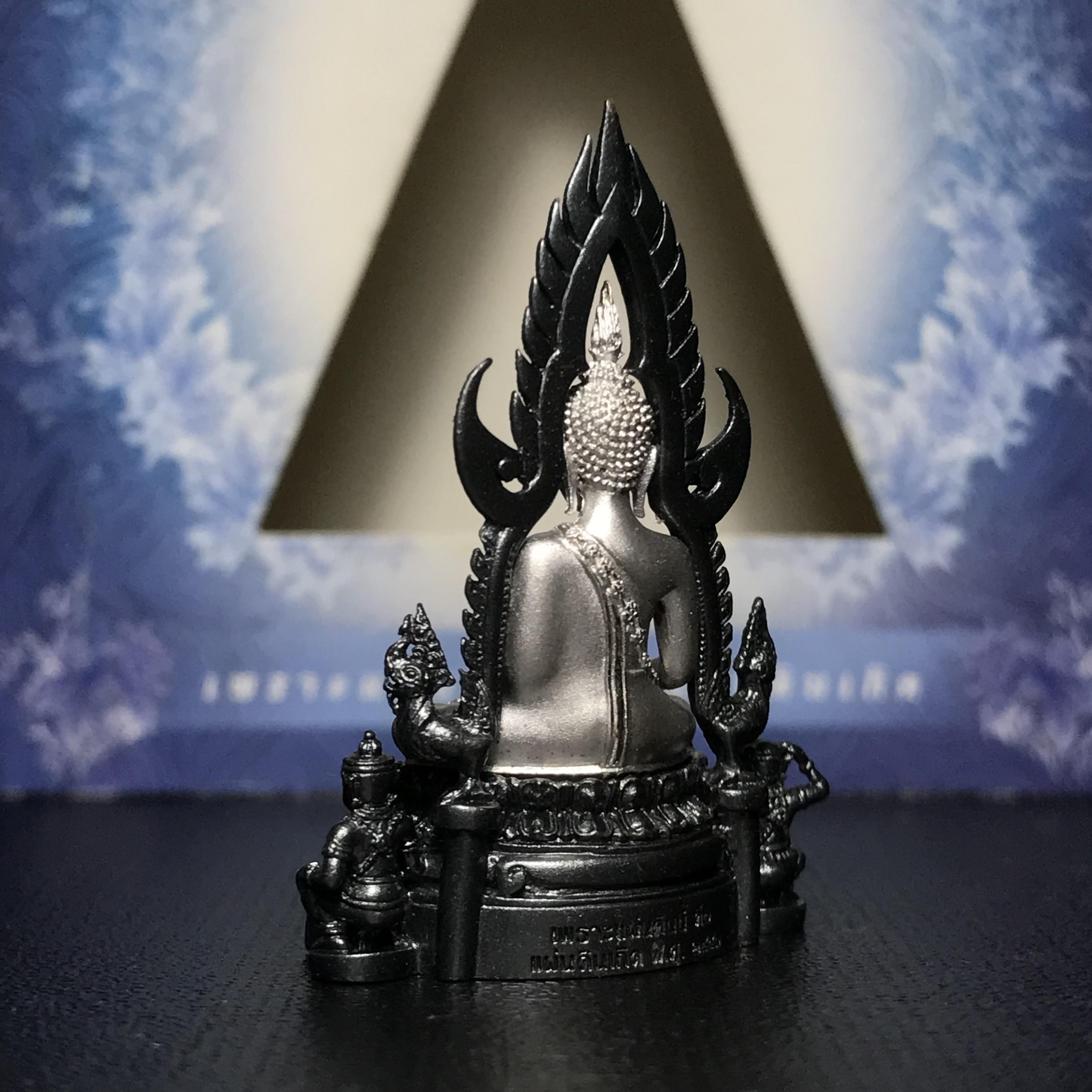 พระพุทธชินราช ภปร. โครงการ เพราะแผ่นดินนี้คือแผ่นดินเกิด เนื้อเงินชุบทองคำขาวซุ้มรมดำ ปี2551 ขนาดหน้าตัก1/2นิ้ว (สวยงามหายาก)1ใน5000องค์