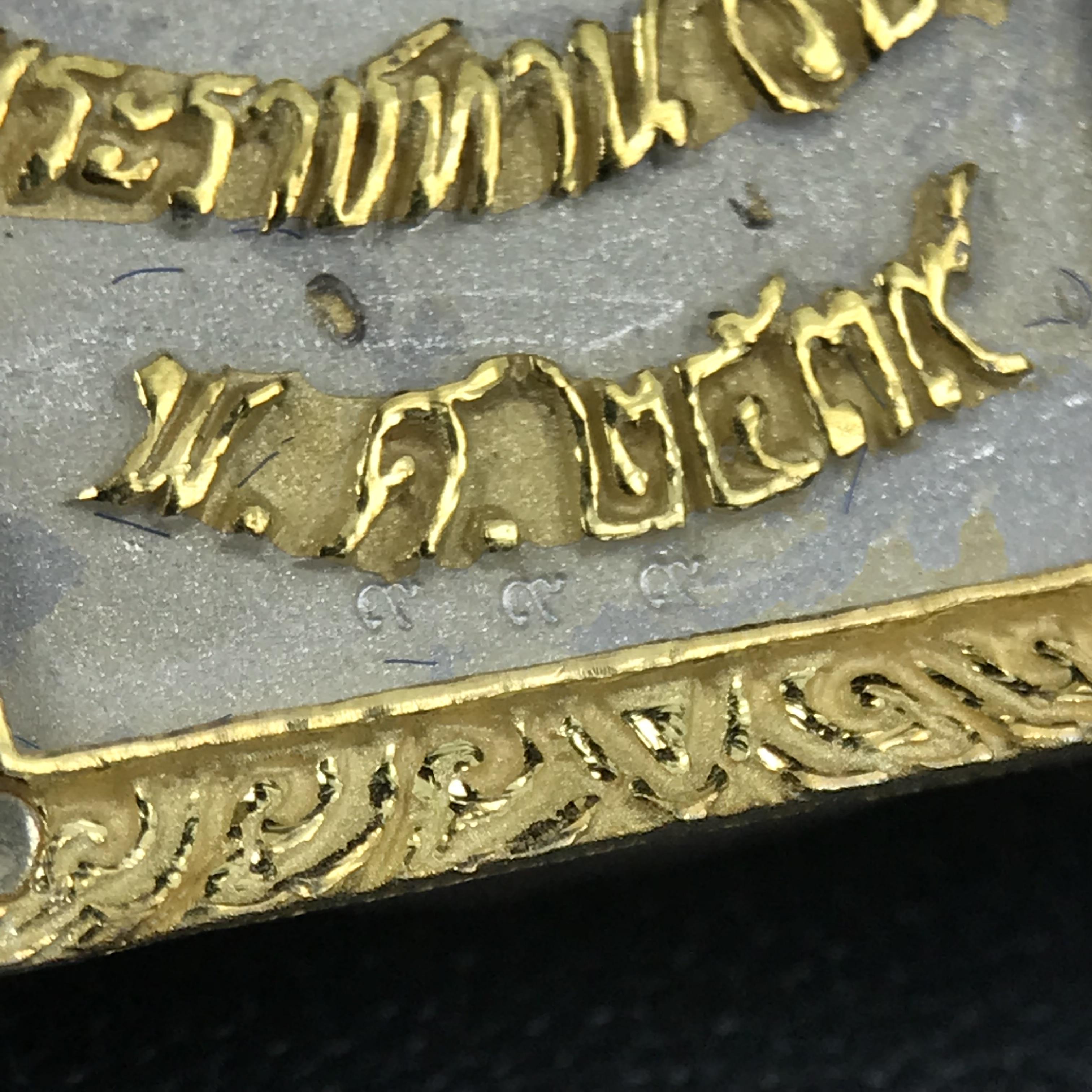 พระพุทธกาญจนพรสยามภูมิ ภปร. ปี 2539 เนื้อเงินสามกษัตริย์พื้นทรายประกาย(ผิวเดิมสวย) พิมพ์ทรงใบขนุน ขนาด3.2ซม. พระพุทธรูปประจำพระชนมวาร รัชกาลที่9 จัดสร้างในวโรกาสทรงครองสิริราชสมบัติครบ50ปี(องค์หมายเลขมหามงคลเลข ๙๙๙(เจริญก้าวหน้าในทุกด้าน)(1 ใน 5000 องค์)