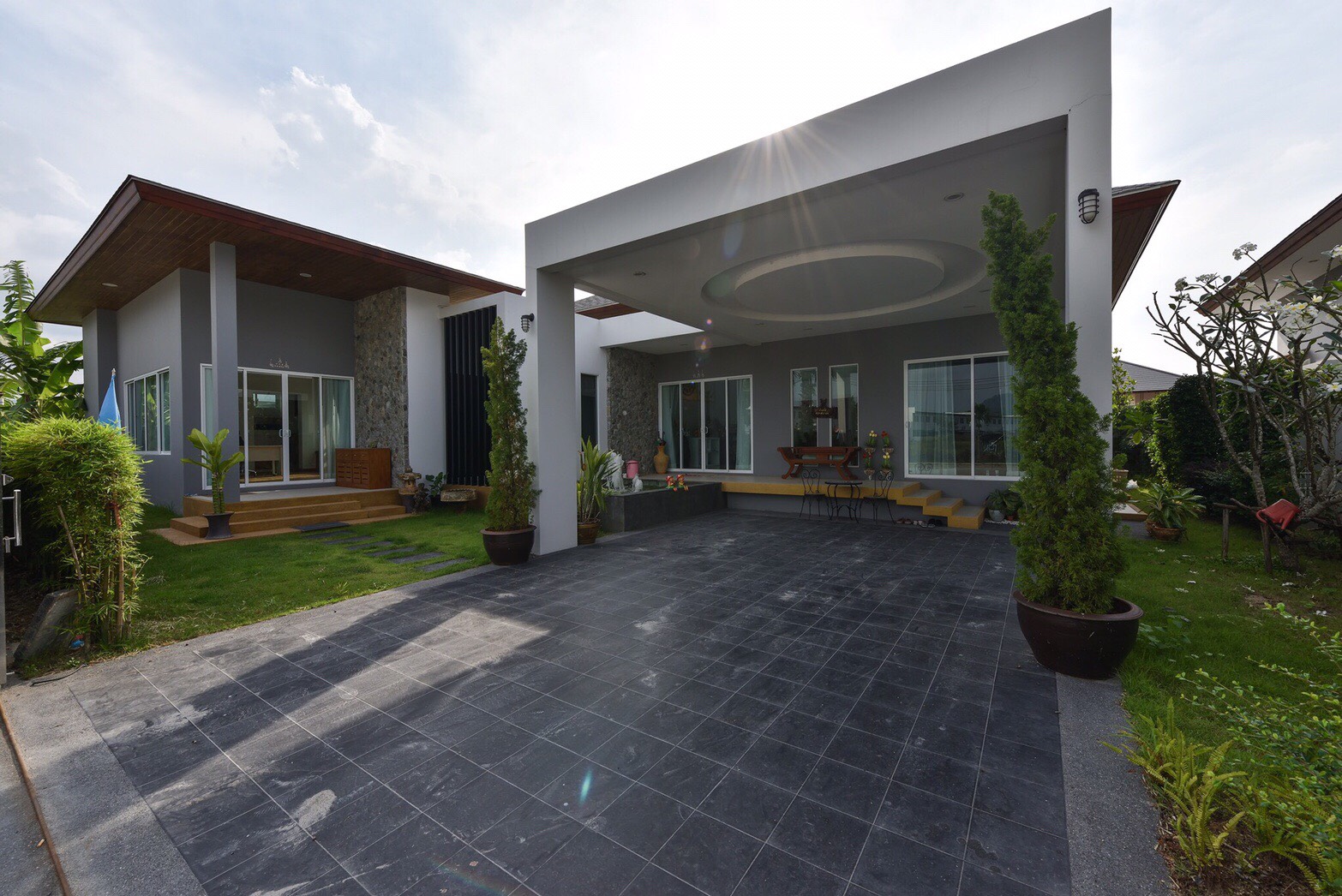 For Sales/Rent : 4 bed room private poool villa tropical modern style locate in Bandon-Cherntalay road.