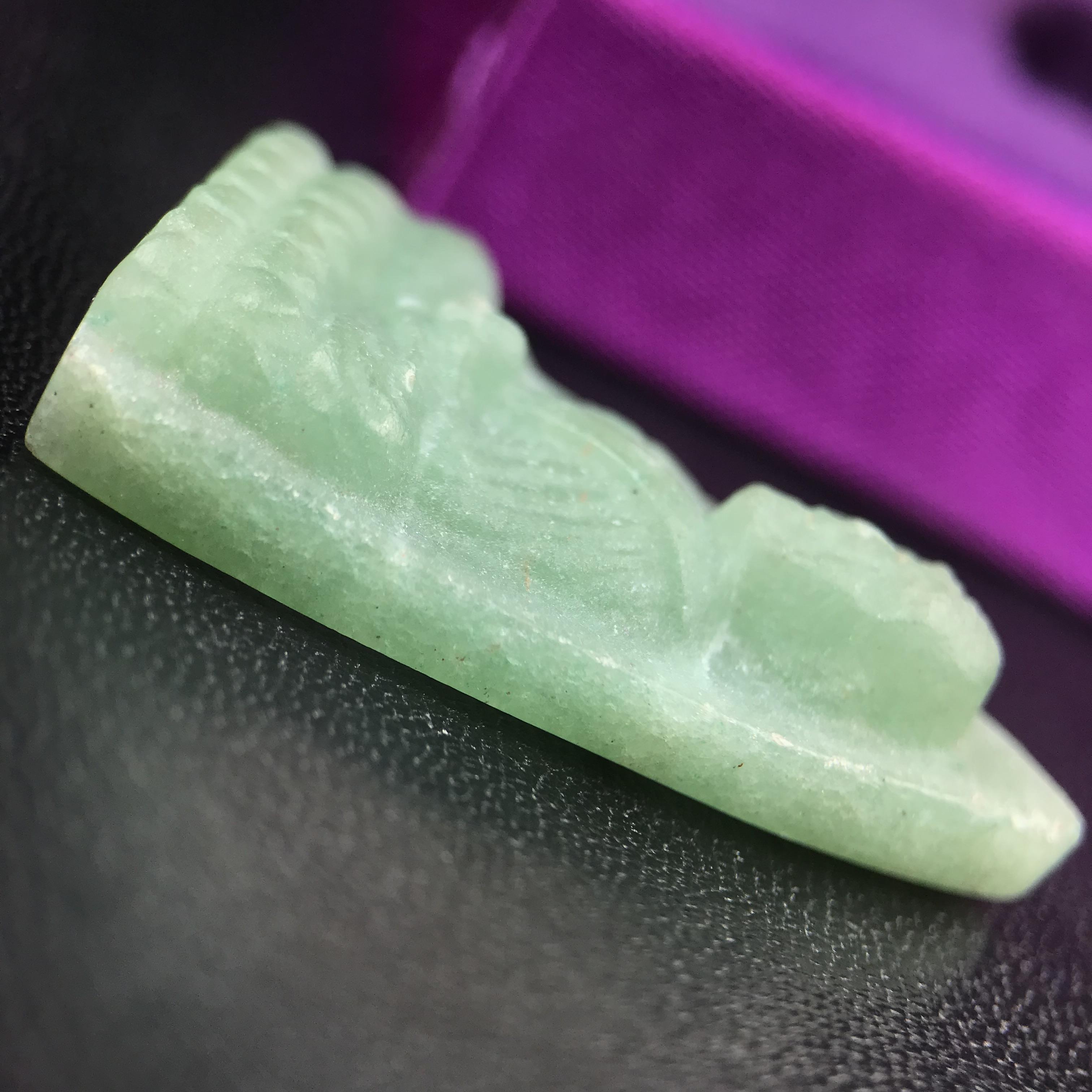 หลวงปู่ทวดหยก วัดพะโคะ จ.สงขลา ปี 2543 เนื้อหยก พิมพ์ใหญ่ ขนาด 3.5 x 2.2 ซม. ด้านหลังแผ่นโค๊ตทองคำ สร้างโดยสมาคมชาวเพชรบุรี “สมเด็จเจ้าพะโคะหลวงปู่ทวดเหยียบน้ำทะเลจืด” ครั้งแรกแห่งประวัติศาสตร์(สวยงามเป็นของล้ำค่าหายากมาก)สภาพสวยสมบูรณ์