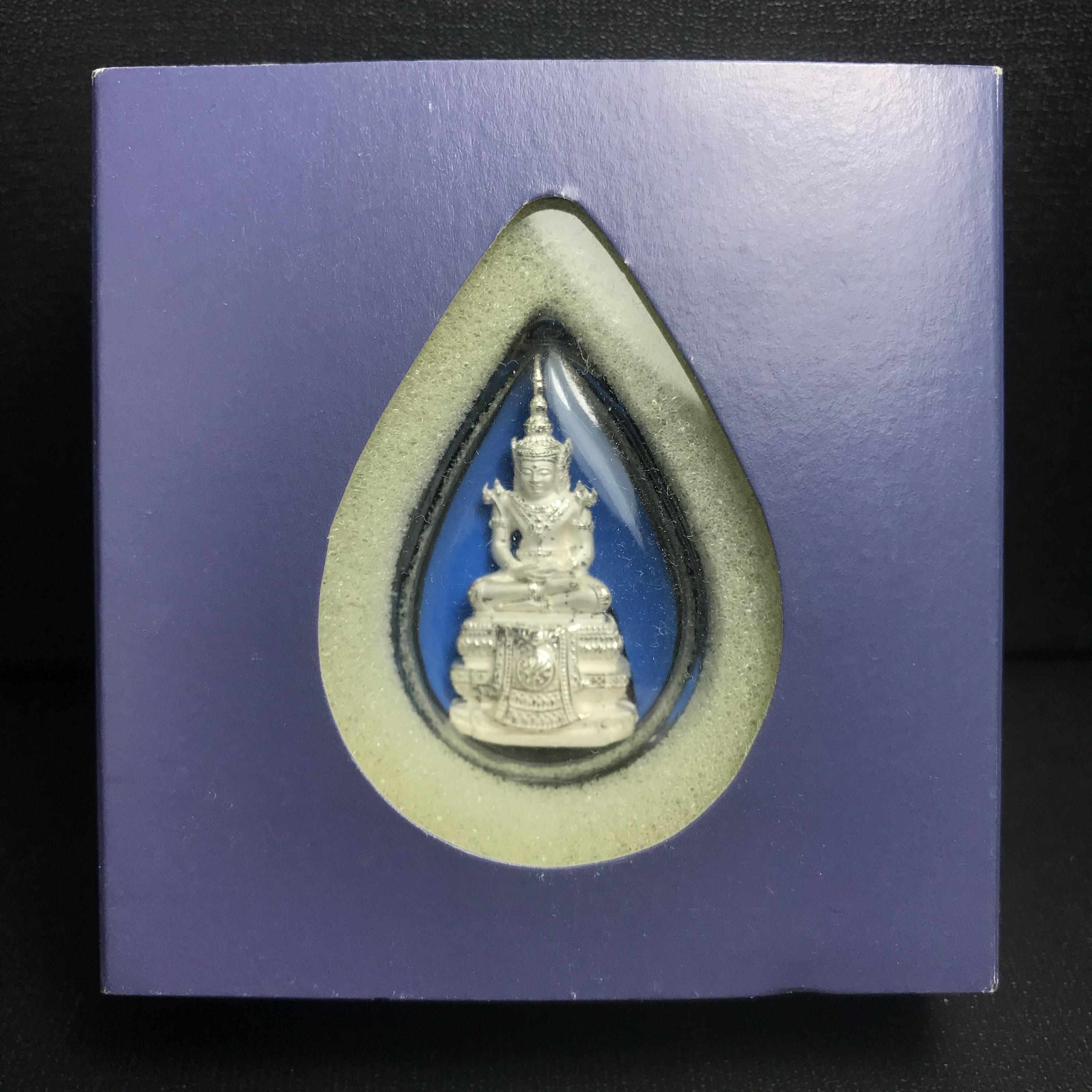 พระแก้วมรกต ภปร.หน้าตัก 1/2 นิ้ว จัดสร้างโดย รพ.ภูมิพลฯ ปี2547 ลอยองค์เนื้อเงิน(1ใน3000องค์)(หายาก)