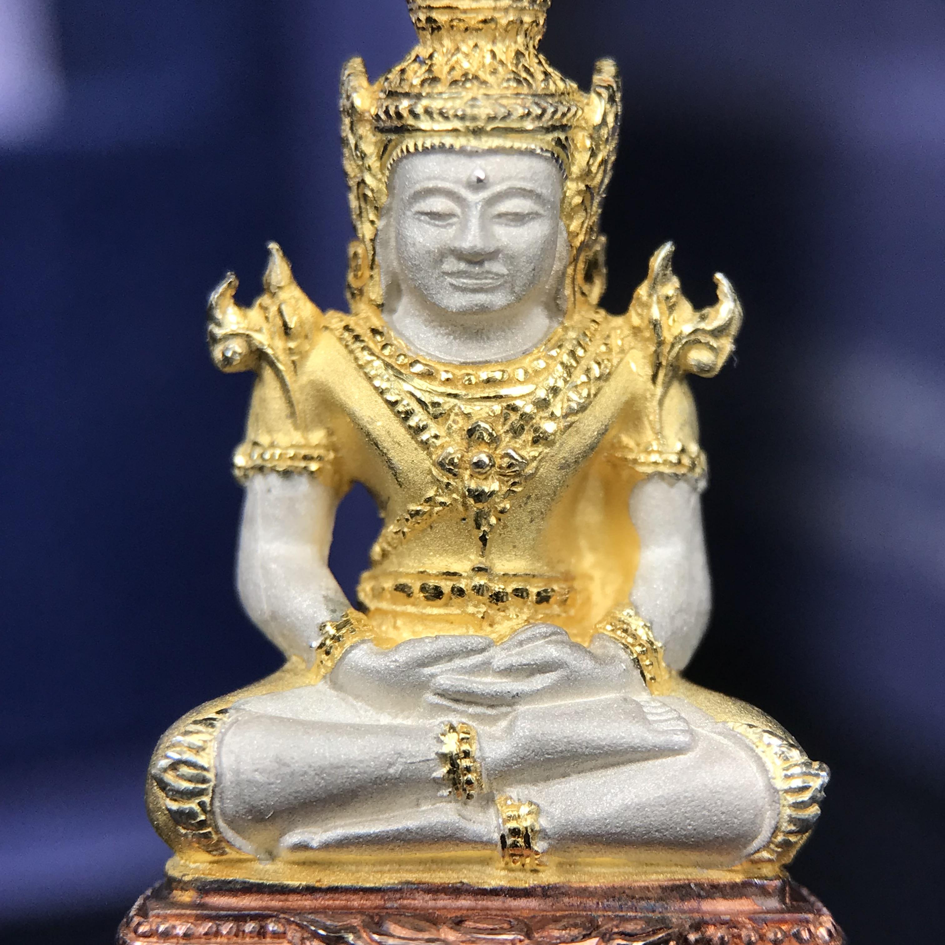 พระแก้วมรกต ภปร. ปี 2547 จัดสร้างโดยโรงพยาบาลภูมิพลอดุลยเดช เนื้อเงิน(3 กษัตริย์) ลอยองค์ หน้าตัก 1/2 นิ้ว สูง 3.7 ซม.พิธีมหามังคาภิเษก ณ พระอุโบสถวัดพระศรีรัตนศาสดาราม(วัดพระแก้ว) งดงามทรงคุณค่าอีกหนึ่งรุ่นยอดนิยม หายาก(องค์หมายเลข ๑๘๒๓)