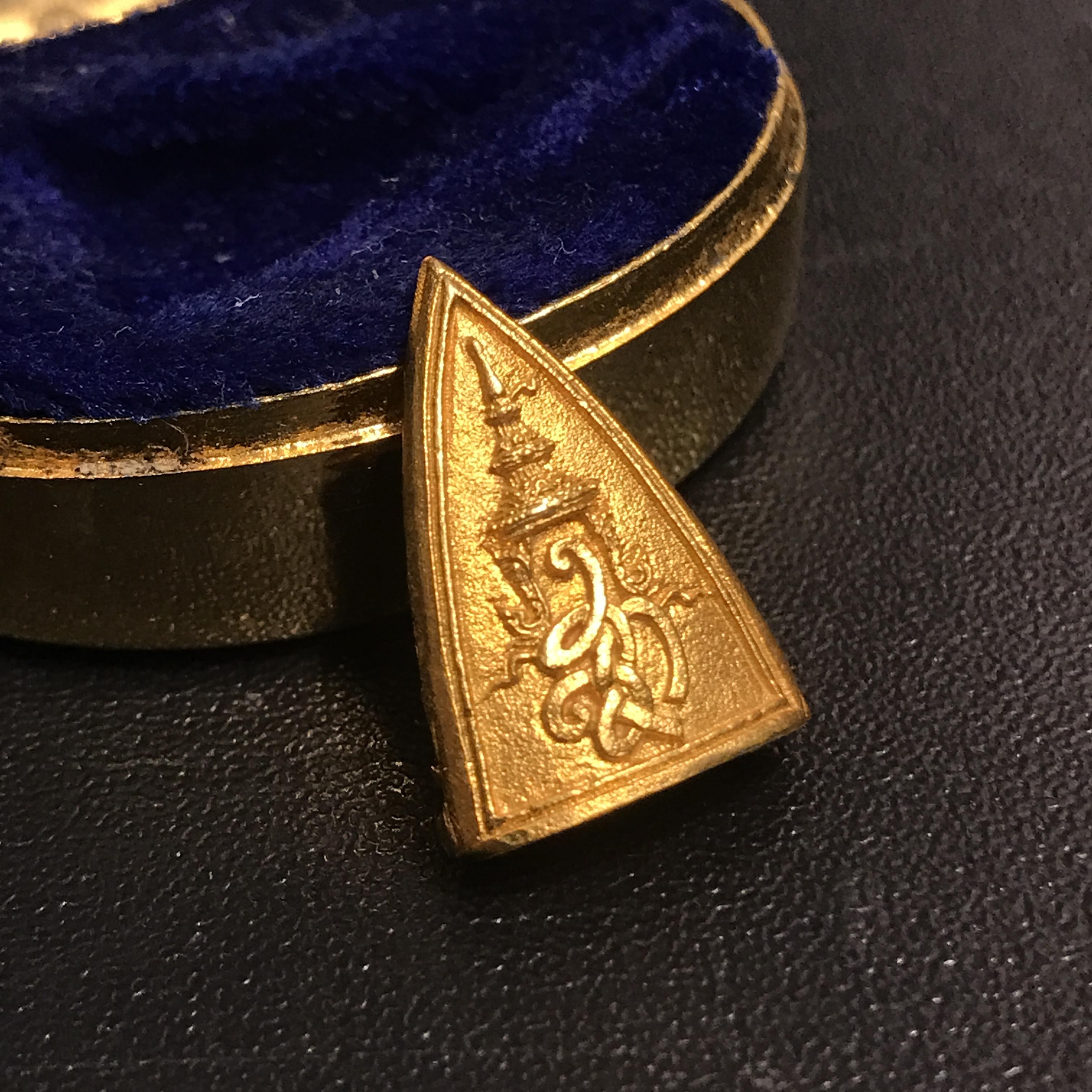 พระสมเด็จนางพญา สก. ปี2535 เนื้อทองคำพิมพ์เล็กพร้องกล่องบรรจุเดิม(ในหลวงและพระราชินีเสด็จในพิธี)