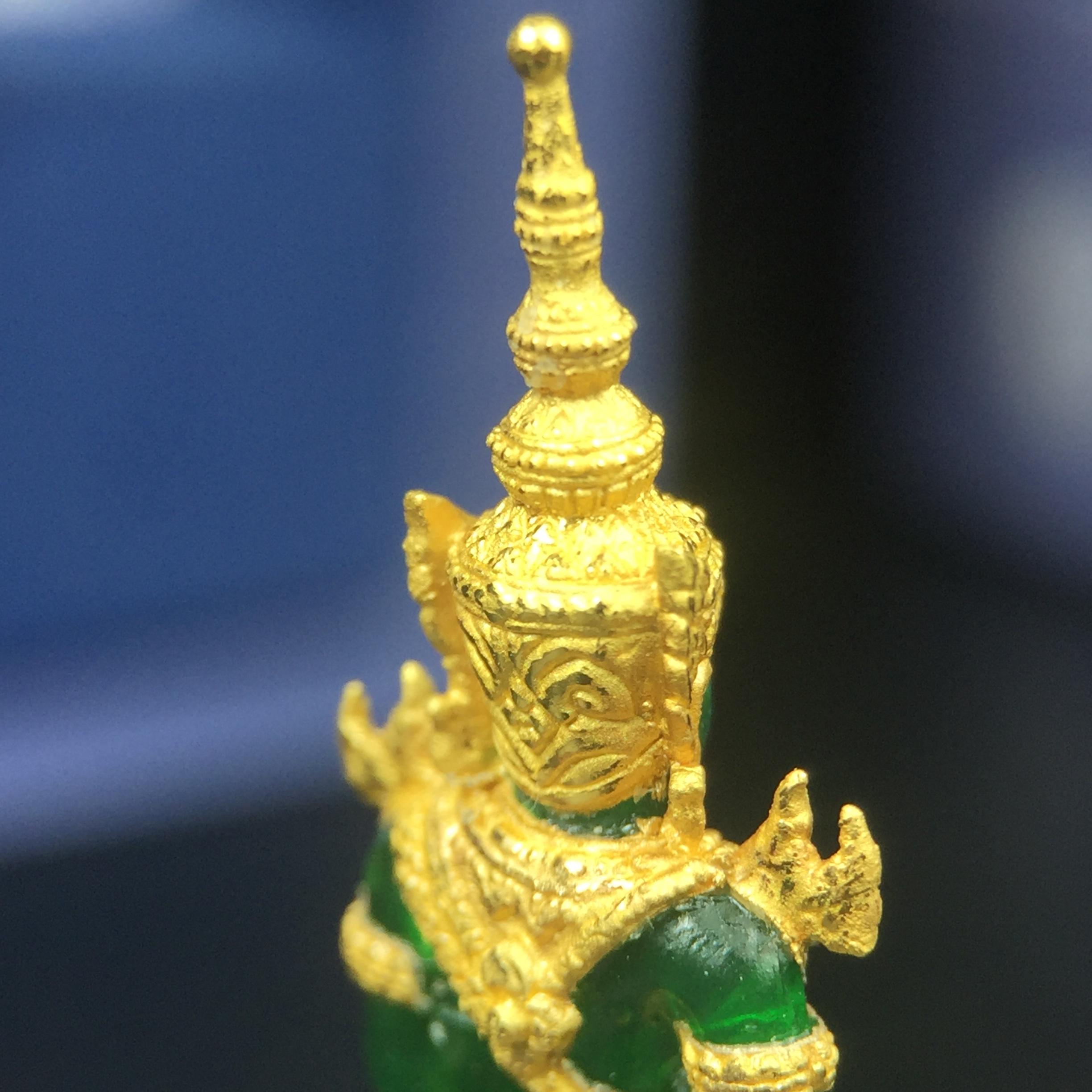 พระแก้วมรกต ภปร. จัดสร้างโดย รพ.ภูมิพลฯ ปี2547 ลอยองค์ขนาดหน้าตัก 1/2 นิ้ว เนื้อเรซิ่นหุ้มทองคำ99.99 งดงามทรงคุณค่าอีกหนึ่งรุ่นยอดนิยม หายาก