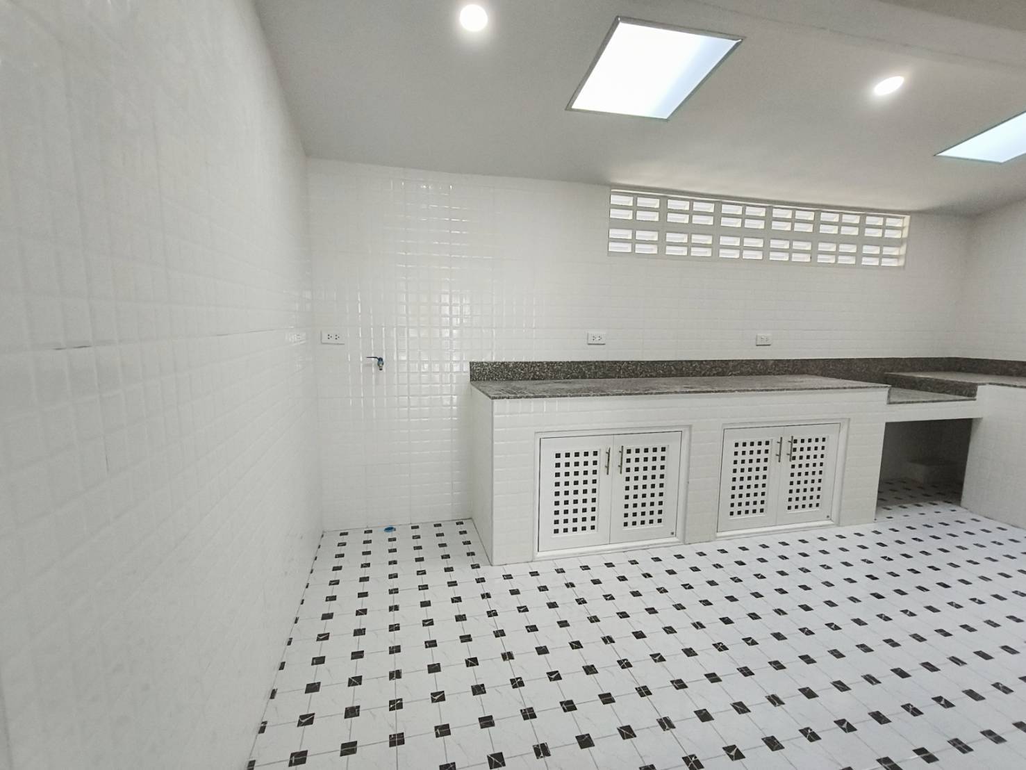 For Sales : Ratsada, 2-Storey Commercial Building, 2 bedroom 2 bathroom