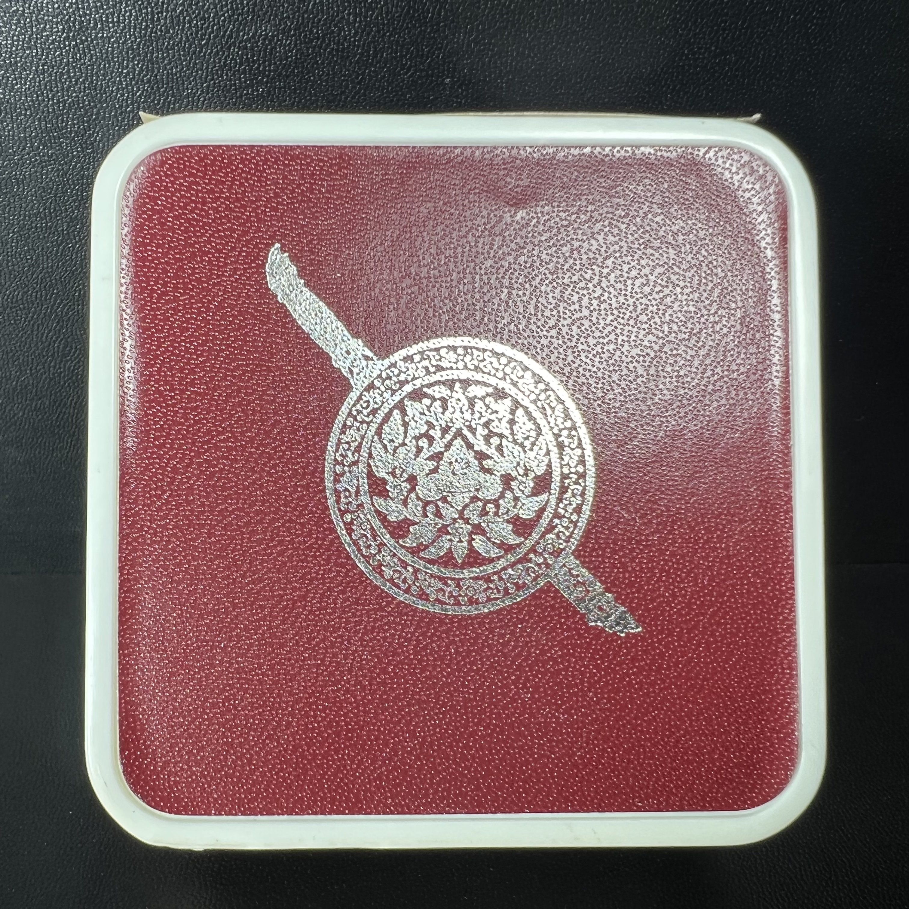 พระพุทธชินราช รุ่น ประวัติศาสตร์ มูลนิธิเพื่อตำรวจไทยจัดสร้าง ปี 2562 เนื้อเงินขัดเงา พิมพ์เหรียญรูปไข่ฉลุลายไทย พิมพ์ใหญ่ พระพุทธชินราช แบบจิวเวอร์รี่ (ขนาดสูง 2.9 ซม.) (สภาพ สวย ซีนซองเดิม กล่องบรรจุเดิมครบสมบูรณ์)