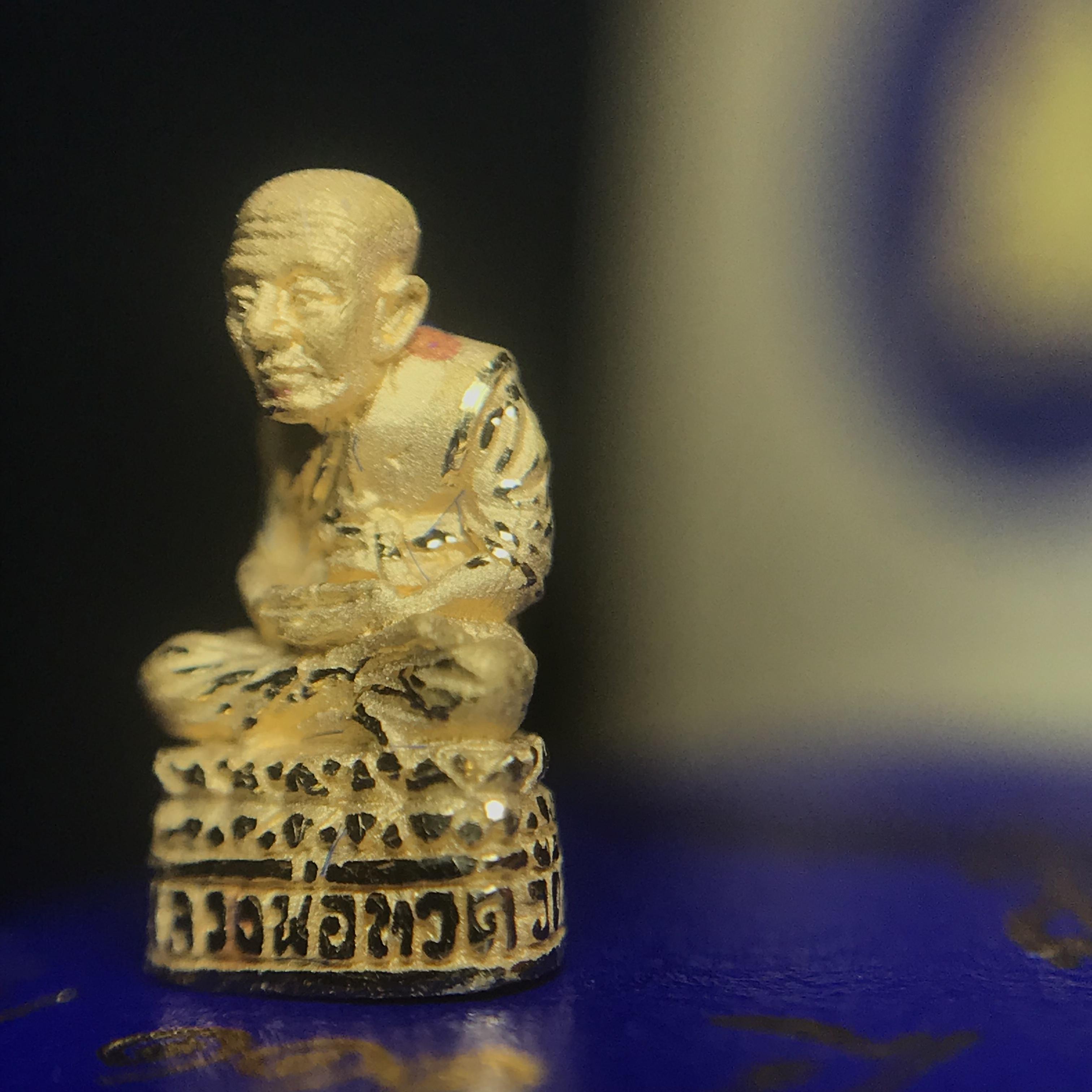 รูปหล่อลอยองค์หลวงปู่ทวด รุ่น 111ปี กระทรวงกลาโหม เนื้อทองคำพิมพ์เล็ก สร้างด้วยเนื้อทองคำบริสุทธิ์ 99.99% ปี2540 พิธีใหญ่ นิยม สภาพสวยสุดๆ พร้อมกล่องและการ์ดใบรับรองเดิม