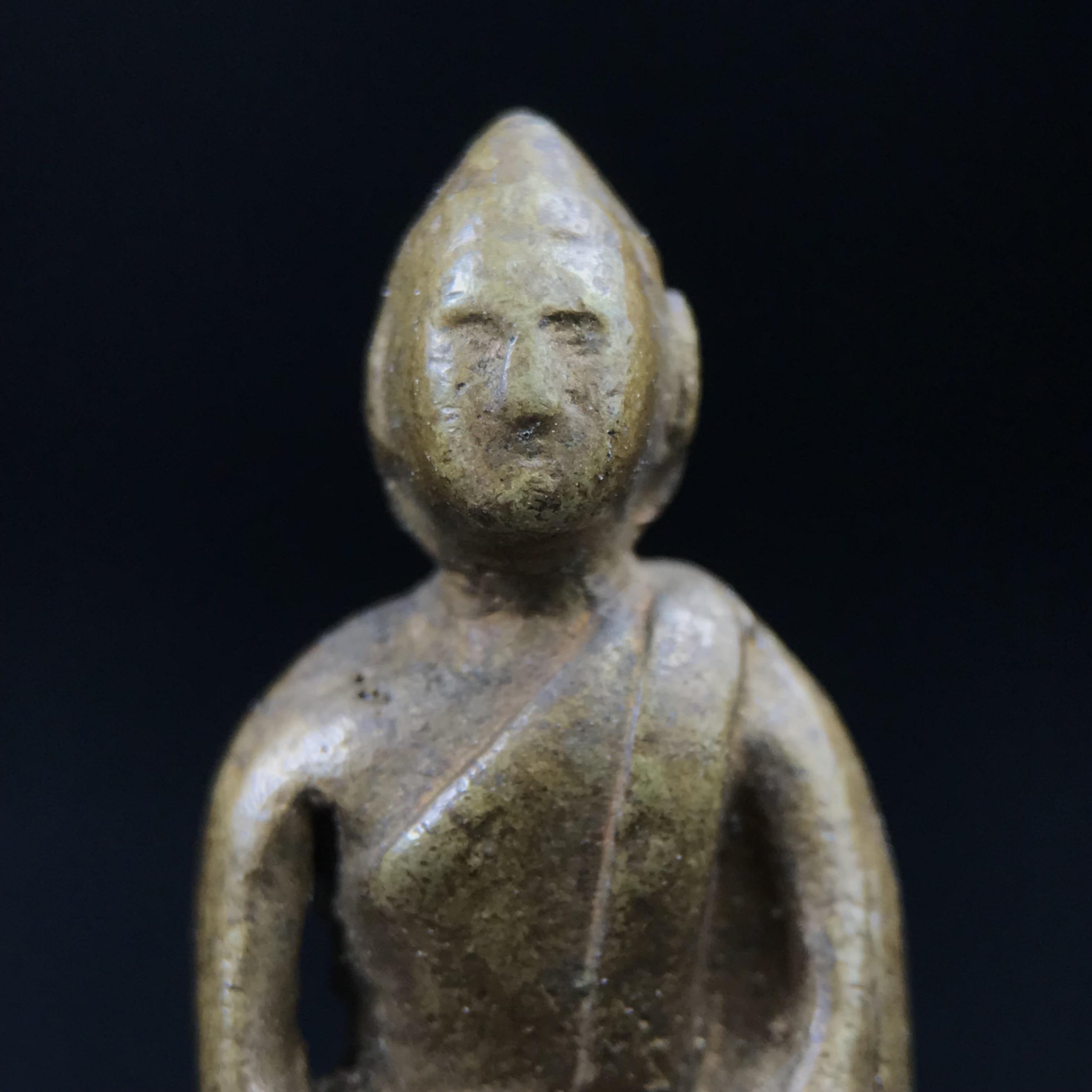 พระกริ่งฝีพระหัตถ์สมเด็จย่า ขนาดห้อยบูชาขนาดเล็ก จัดสร้างขึ้นเนื่องในวาระครบ 6 รอบ เมื่อวันที่21 ตุลาคม พ.ศ.2515(ในหลวงรัชกาลที่ 9 เสด็จพระราชดำเนินทรงเททอง)ปลุกเสกยิ่งใหญ่ เกจิ 108 รูป ร่วมปลุกเสก คัดสภาพสวยแบบนี้พบเจอน้อยมาก หมายเลขต้นๆหลักร้อย หายากมาก