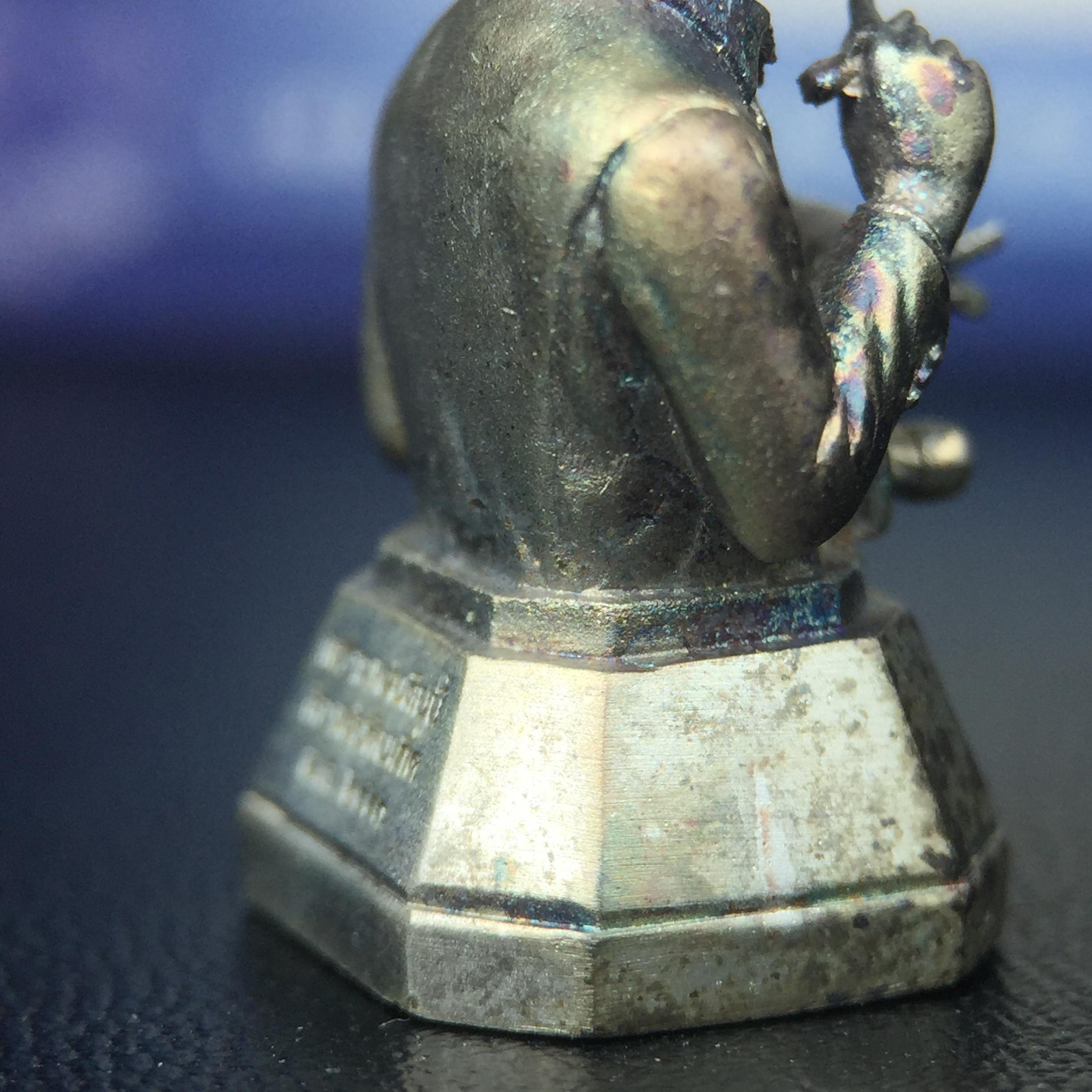 พระบรมรูปพระบาทสมเด็จพระเจ้าอยู่หัวรัชกาลที่ 9(ทรงงาน) ภปร. รุ่นเพราะแผ่นดินนี้คือแผ่นดินเกิด ปี 2551 ขนาดสูง 1 นิ้ว เนื้อเงิน(ผิวเดิมขึ้นสีรุ้งธรรมชาติสวยมาก)(ด้านหน้า ฐานพระบรมรูปฯ ประดิษฐานอักษรพระปรมาภิไธย ภ.ป.ร.)นิยมหายาก(1 ใน 5000 องค์)