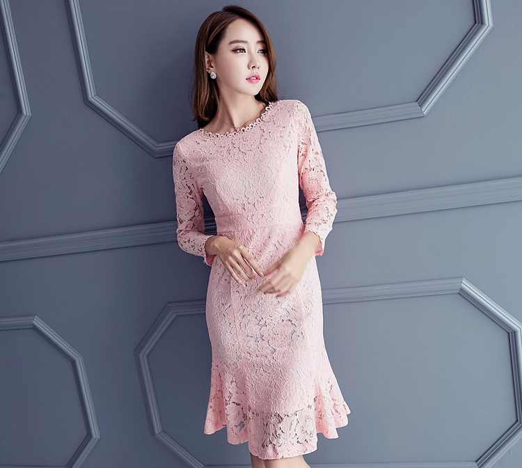 ชุดเดรสลูกไม้สีชมพู เข้ารูป แขนยาว ชายกระโปรงแต่งระบาย แนวสวยหวาน ดูดี